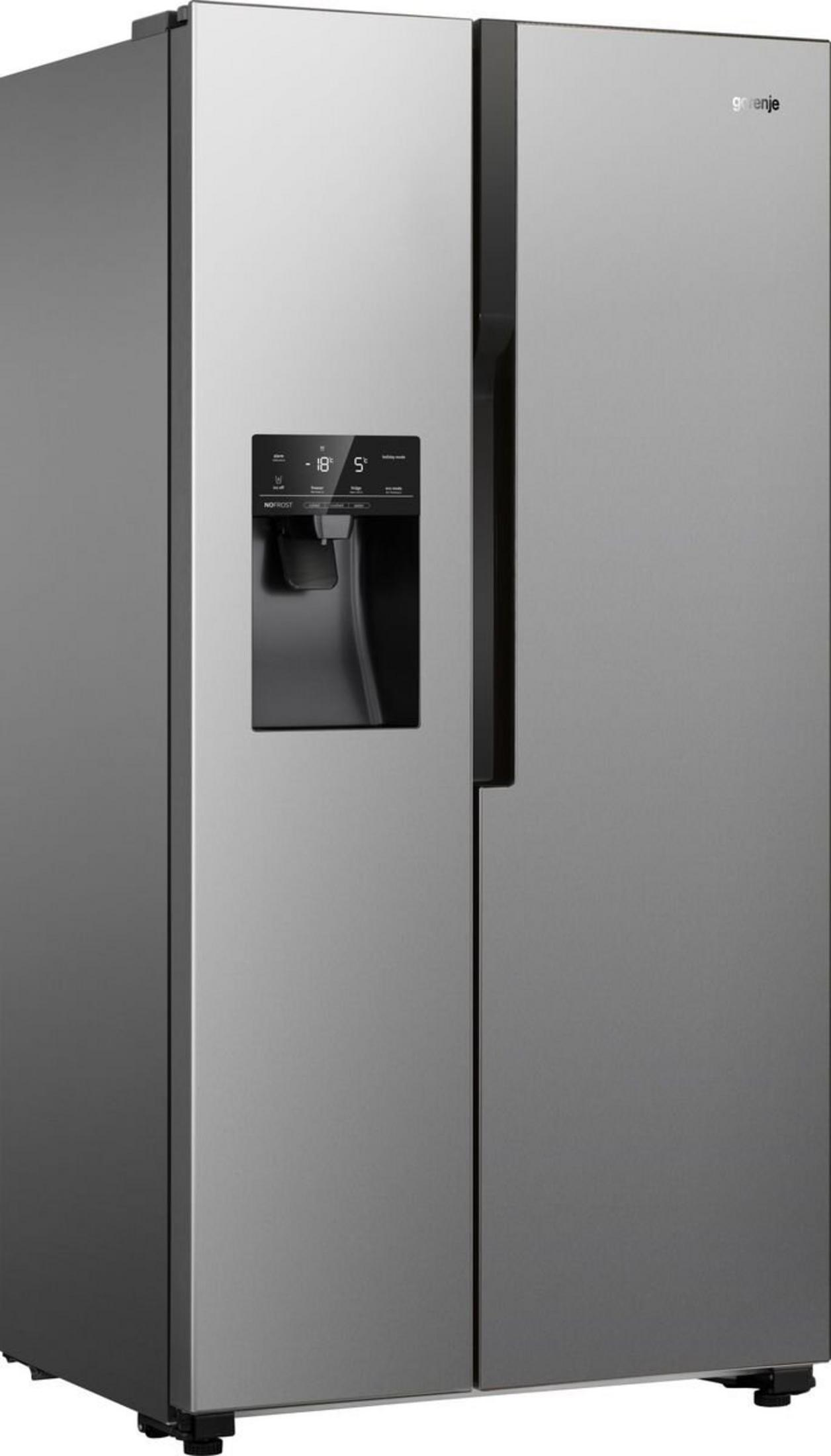 Srebrna lodówka Gorenje dwudrzwiowa z dystrybutorem wody.