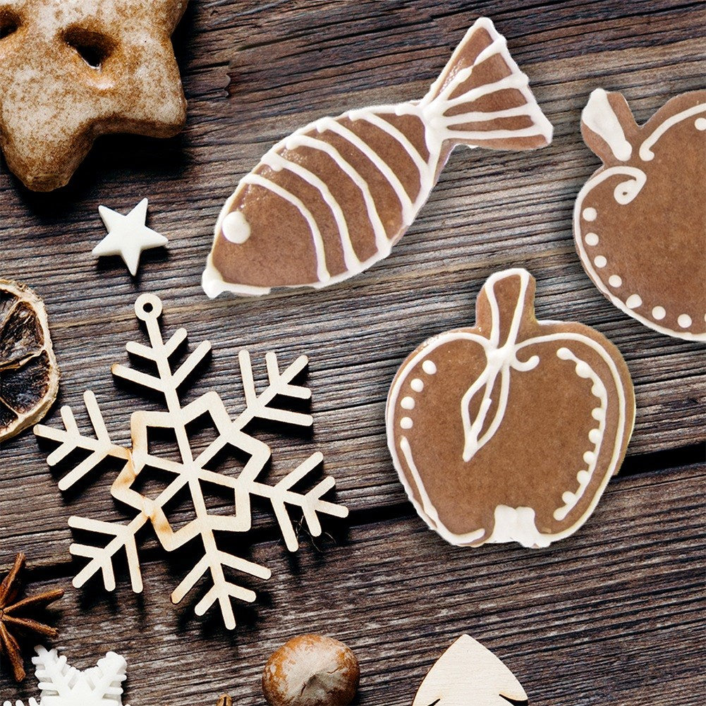 Galletas de jengibre con forma de pez, estrella, manzana y copo de nieve.