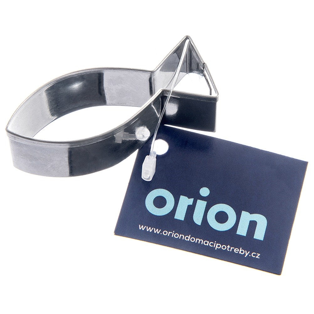 Un cortador de galletas metálico con forma de pez y una etiqueta azul con el logo de Orion.