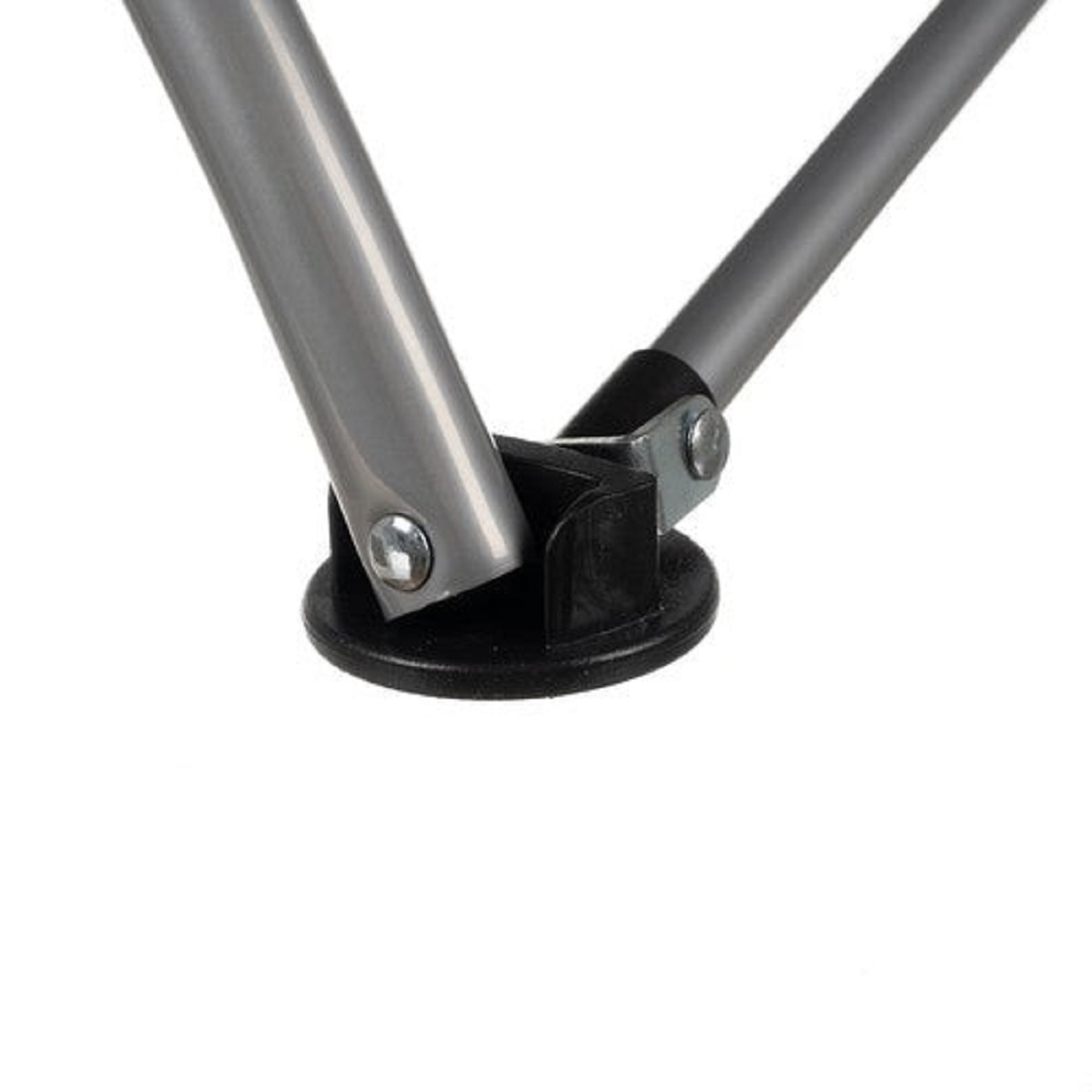 Primer plano de la junta de una silla de metal gris con pie de plástico negro.