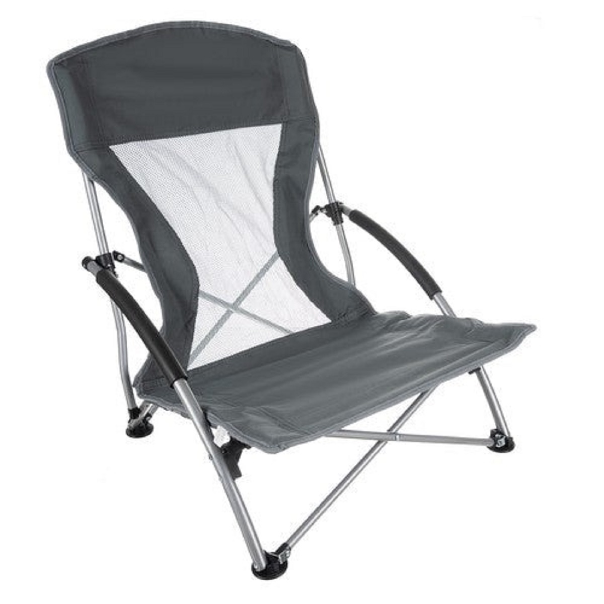 Silla plegable gris con respaldo de malla y marco metálico.