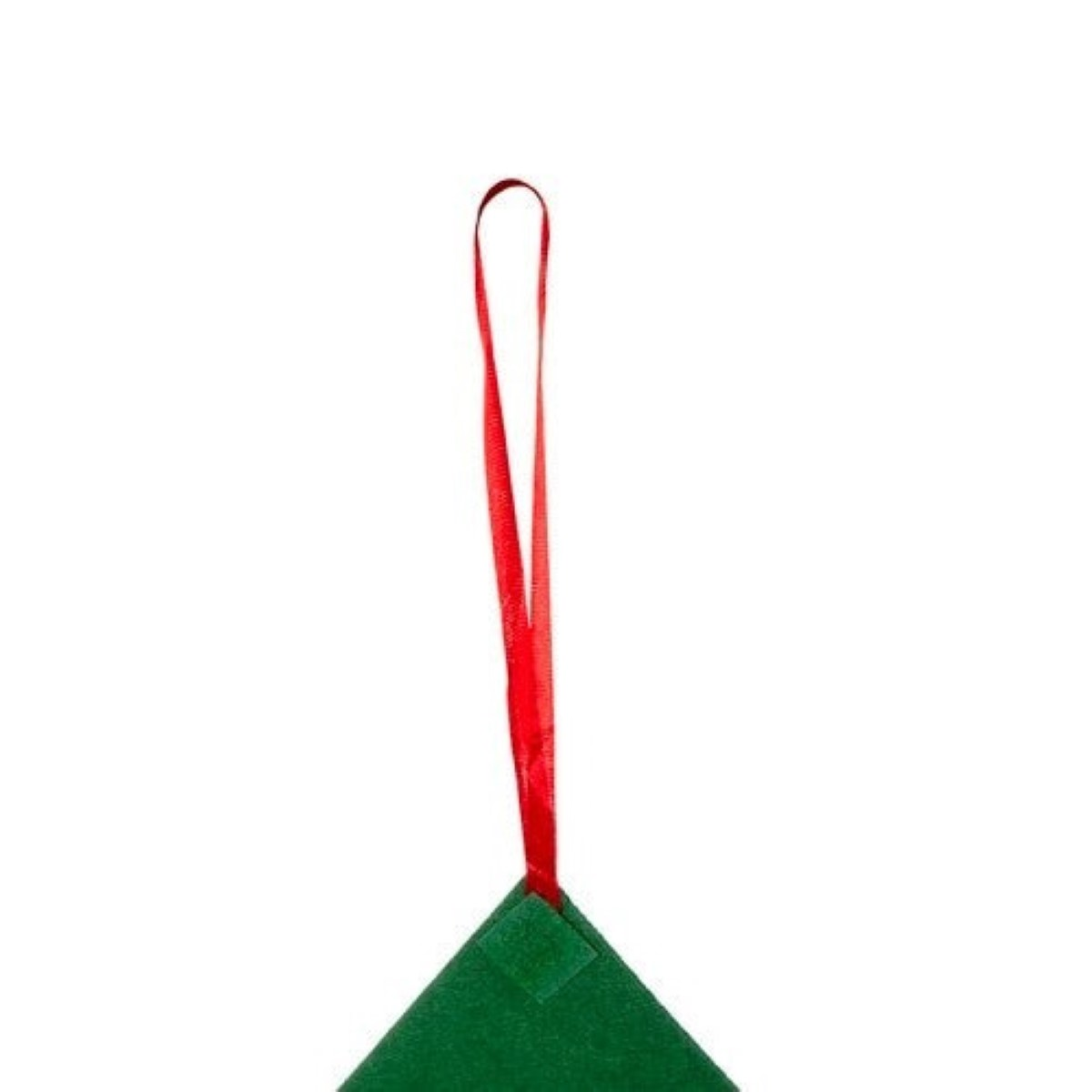 Objeto de fieltro verde con colgante de cinta roja sobre fondo blanco.