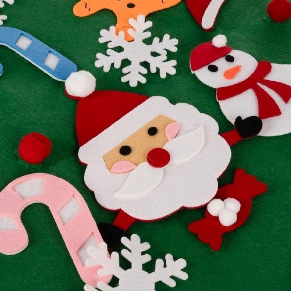 Decoración navideña de fieltro con Santa, muñeco de nieve, bastones de caramelo y copos.