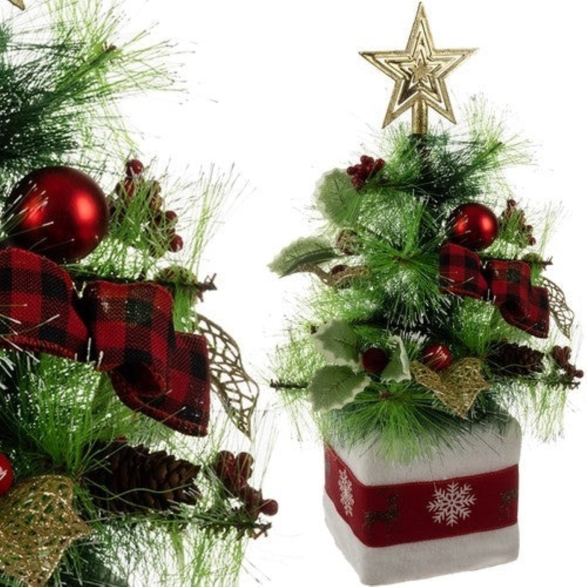 Un pequeño árbol de Navidad decorativo con adornos rojos, lazos de cuadros y estrella.