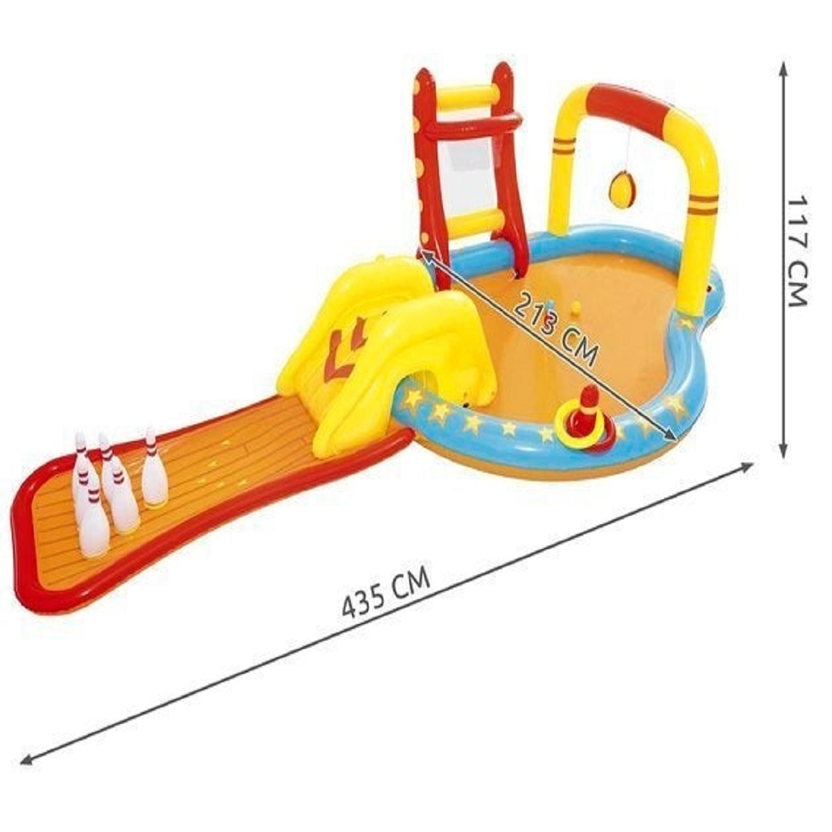 Área de juegos inflable con toboganes, bolos y piscina.