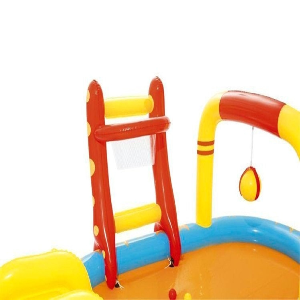 Tobogán acuático inflable con canasta de baloncesto y pelota.