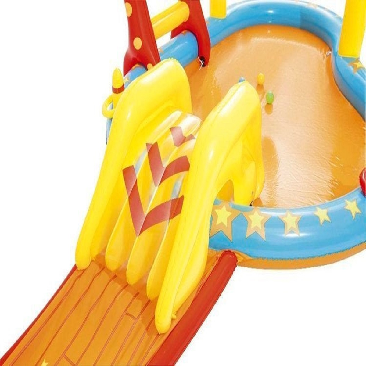 Un parque infantil inflable con toboganes amarillos y piscina.