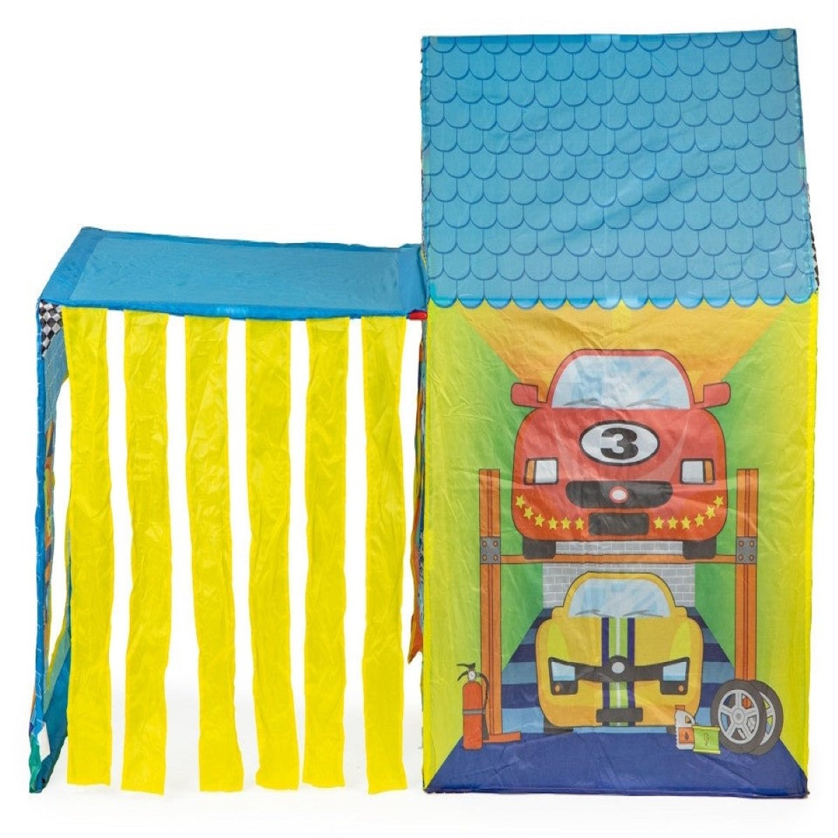 Tienda de campaña con coches en un elevador, cortinas amarillas y techo azul.
