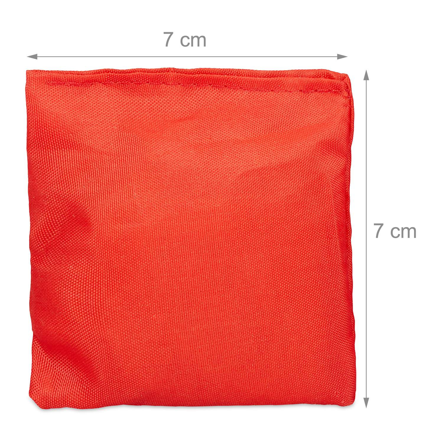 Una bolsa pequeña y roja de 7x7 cm.