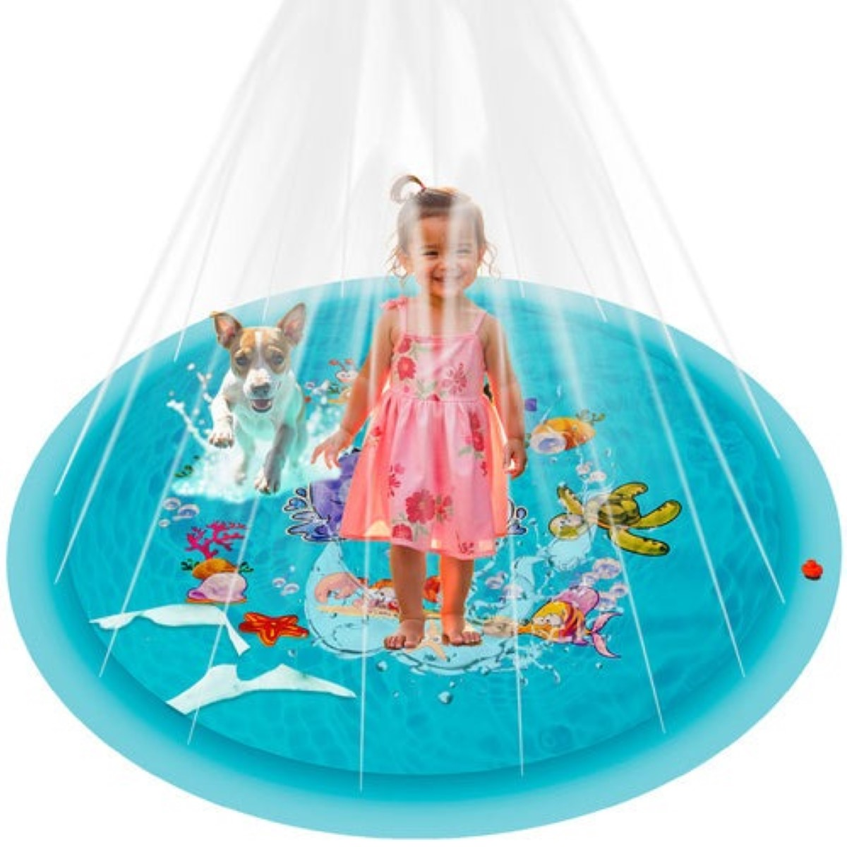 Niña con vestido rosa y perro chapotean en piscina azul con dibujos marinos.