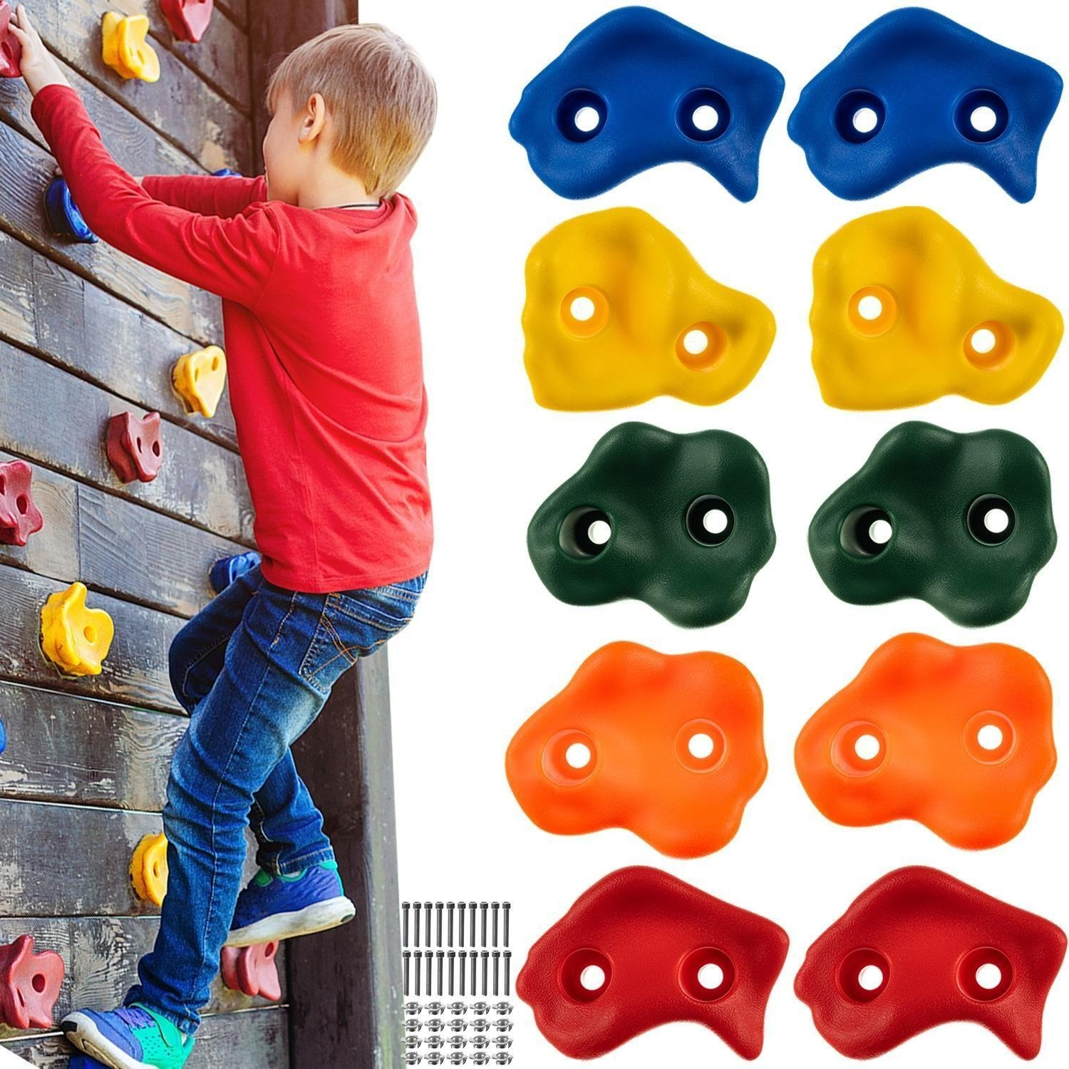 Niño trepando pared de madera con agarres coloridos. Al lado, agarres azules, amarillos, verdes, naranjas y rojos.