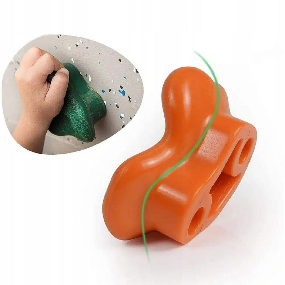 Agarre de escalada naranja en foco, con un inserto de mano agarrando un agarre verde.