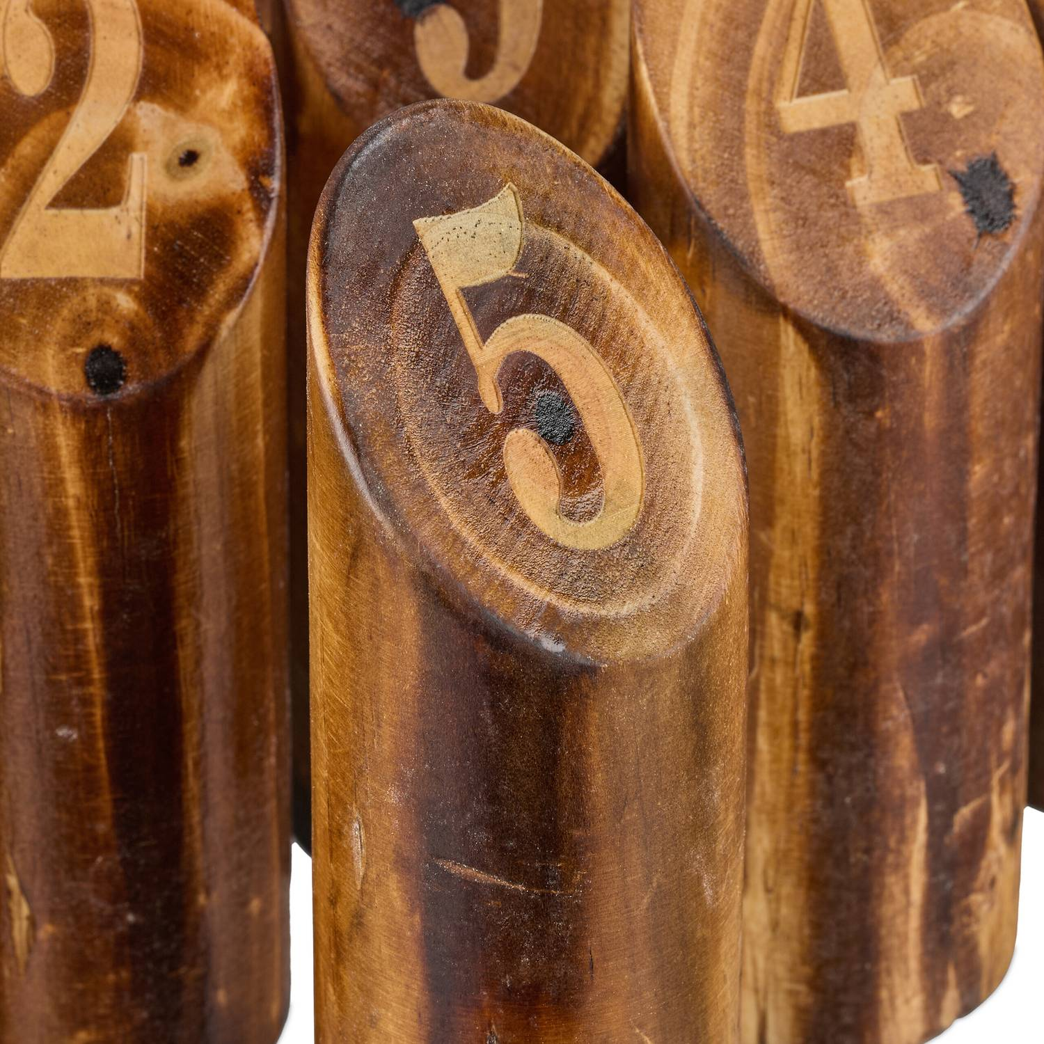 Clavijas de madera con números 2, 4 y 5, primer plano.
