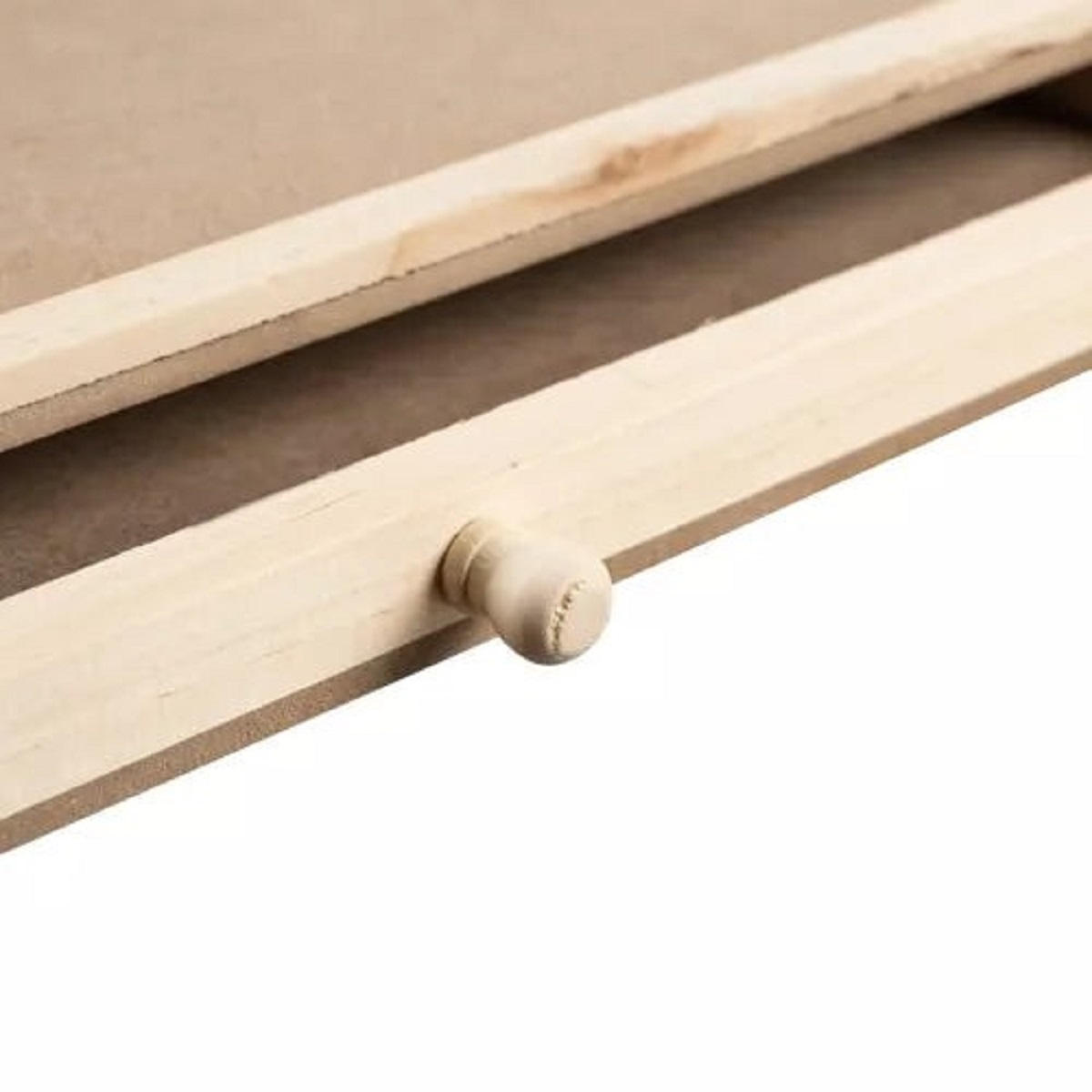 Primer plano de un cajón de madera con un pomo redondo.