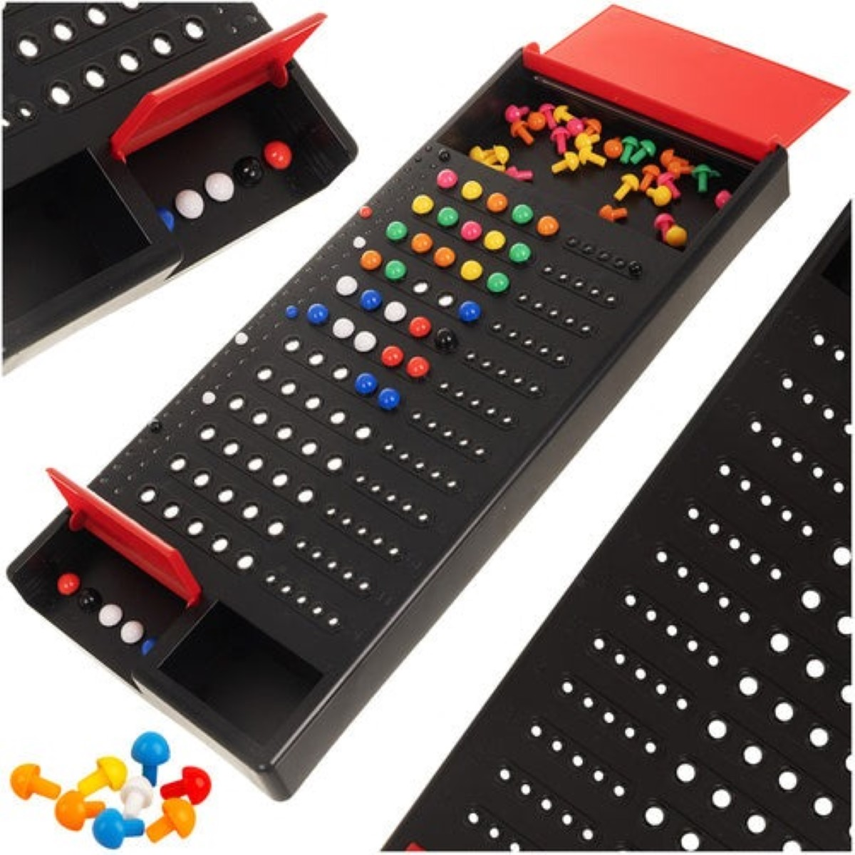 Un tablero de juego negro con clavijas y bolas de colores, algunas en cajones.