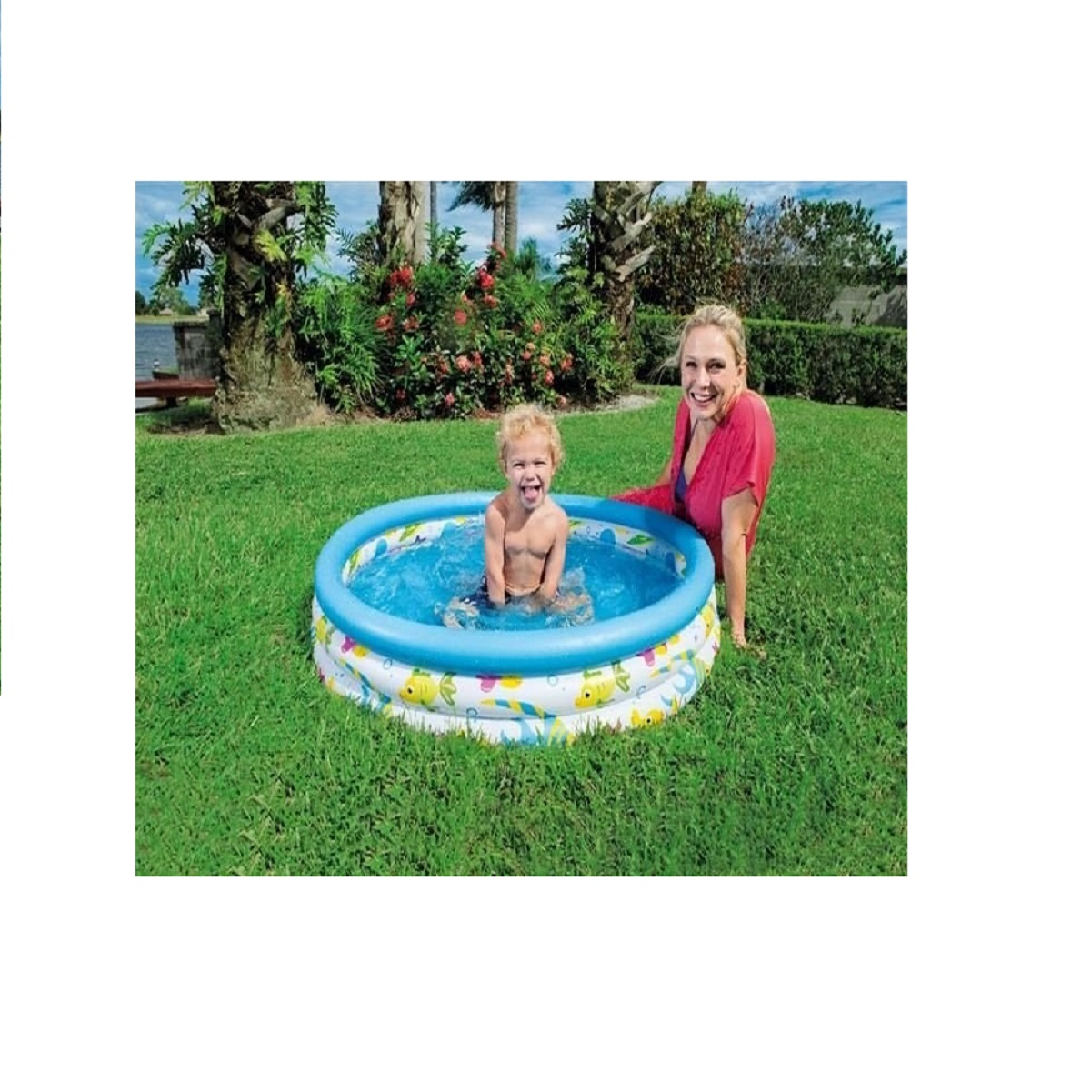 Un niño chapotea en una piscina, una mujer se sienta al lado.