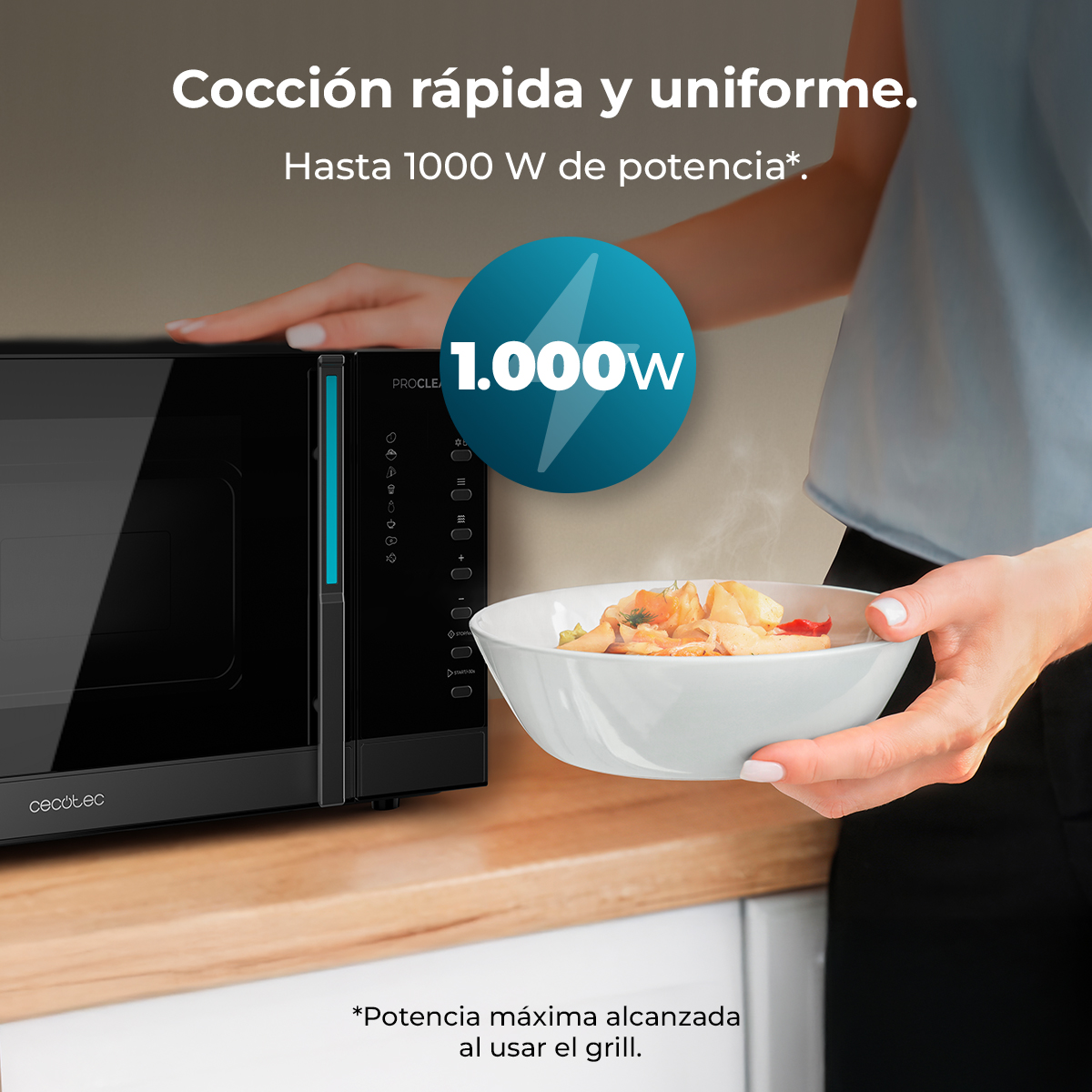 Una persona tiene una ciotola di cibo accanto a un microonde.