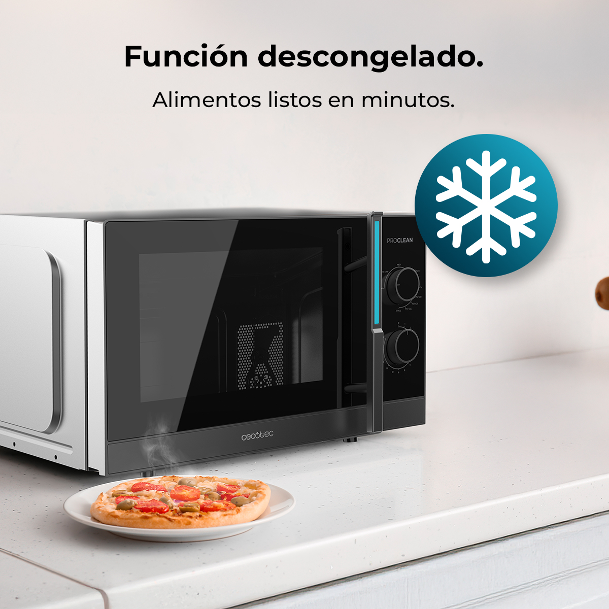 Un microonde con uno spuntino a pizza davanti.