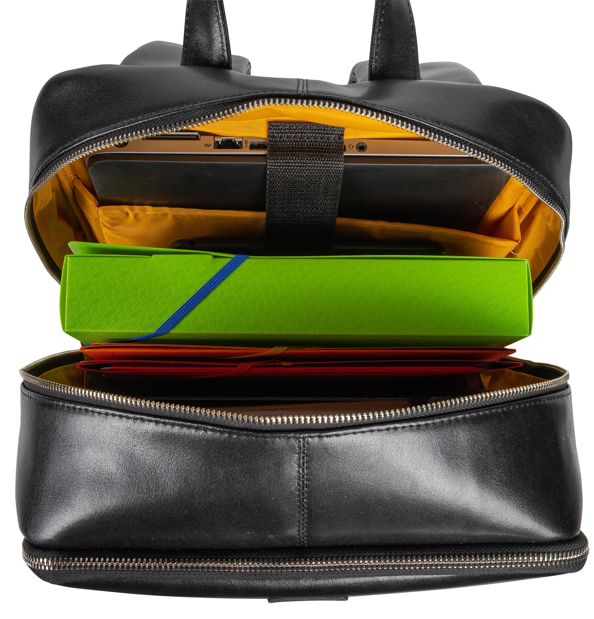 Mochila negra con forro amarillo, portátil, carpetas verdes y rojas dentro.