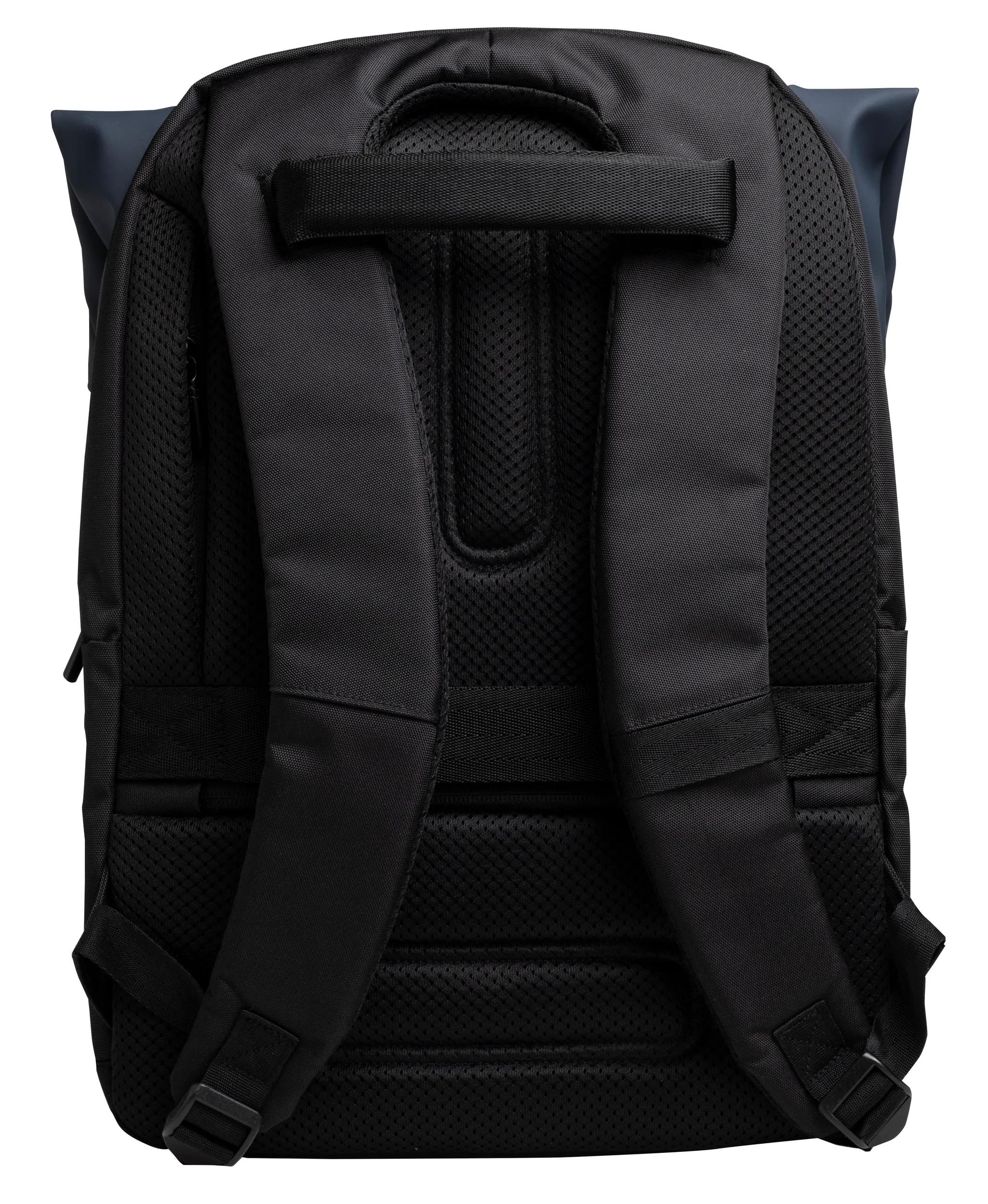 Vista trasera de una mochila negra con correas acolchadas y panel trasero de malla.