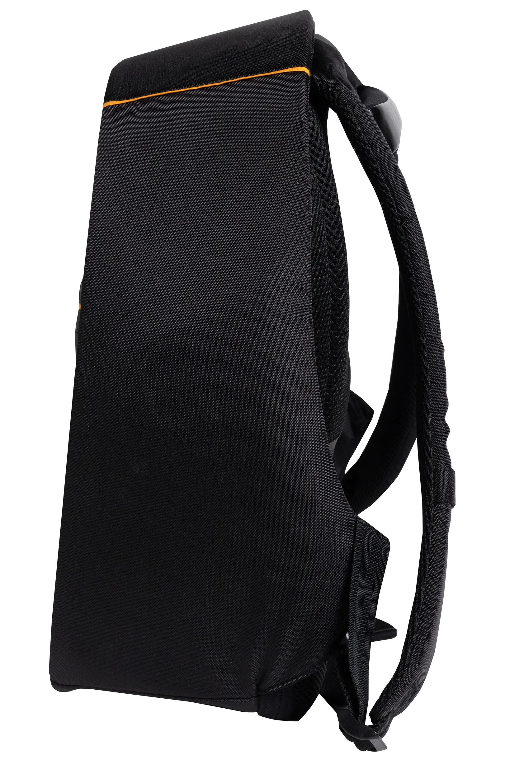 Mochila negra con ribete naranja y correas acolchadas, sobre fondo blanco.