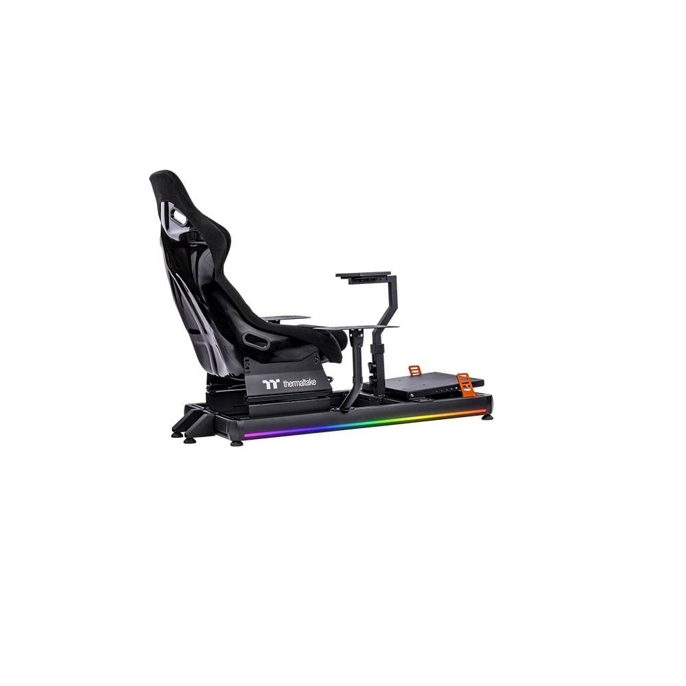 Un fauteuil de simulateur de course noir avec éclairage RVB et repose-pieds.