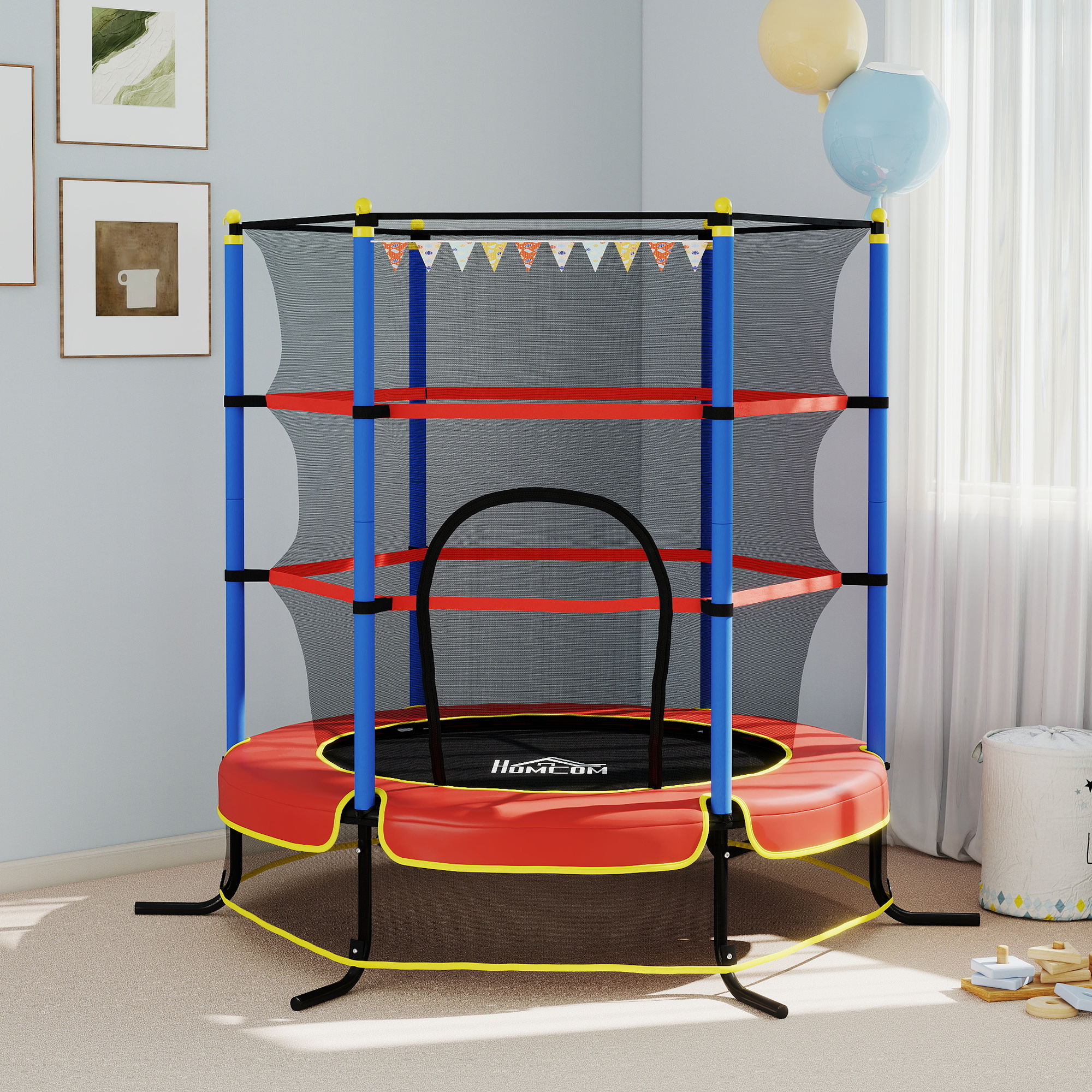 Un trampolino colorato con tappeto rosso, pali blu e rete di sicurezza in una cameretta.