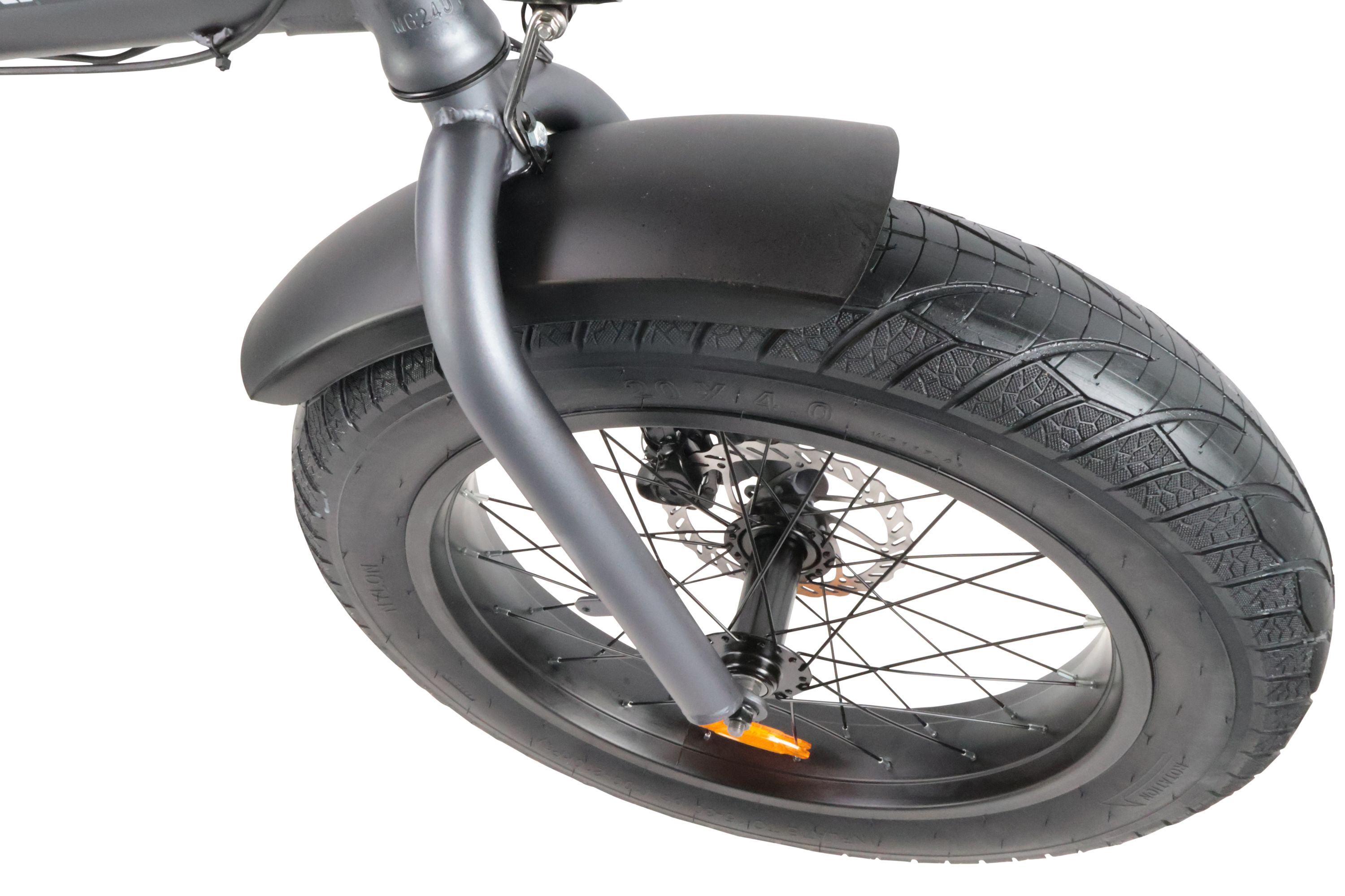 Grijs fietsframe, zwart spatbord en dik profielband met spaken.