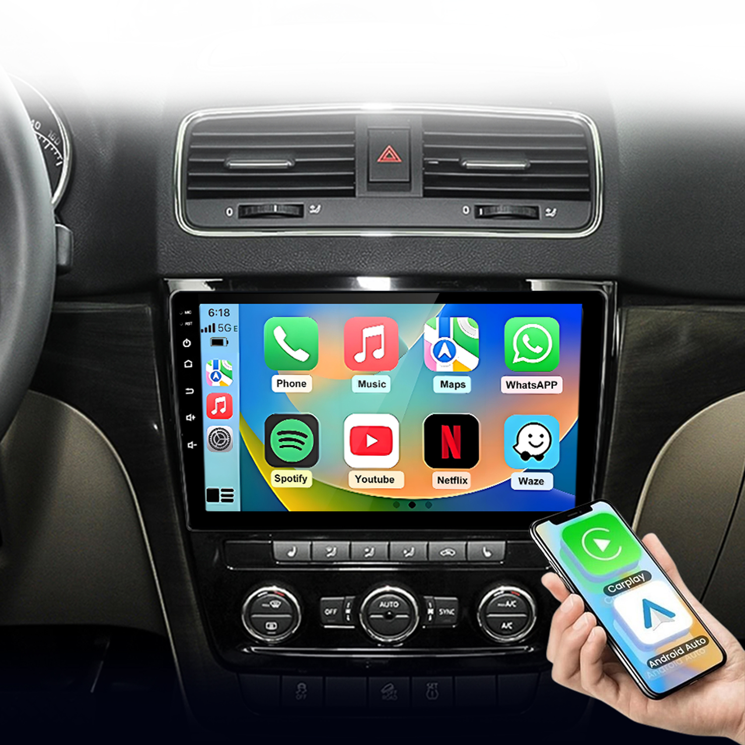 Autoinnenraum mit Infotainment-Bildschirm, der Apps zeigt; eine Hand hält ein Smartphone.