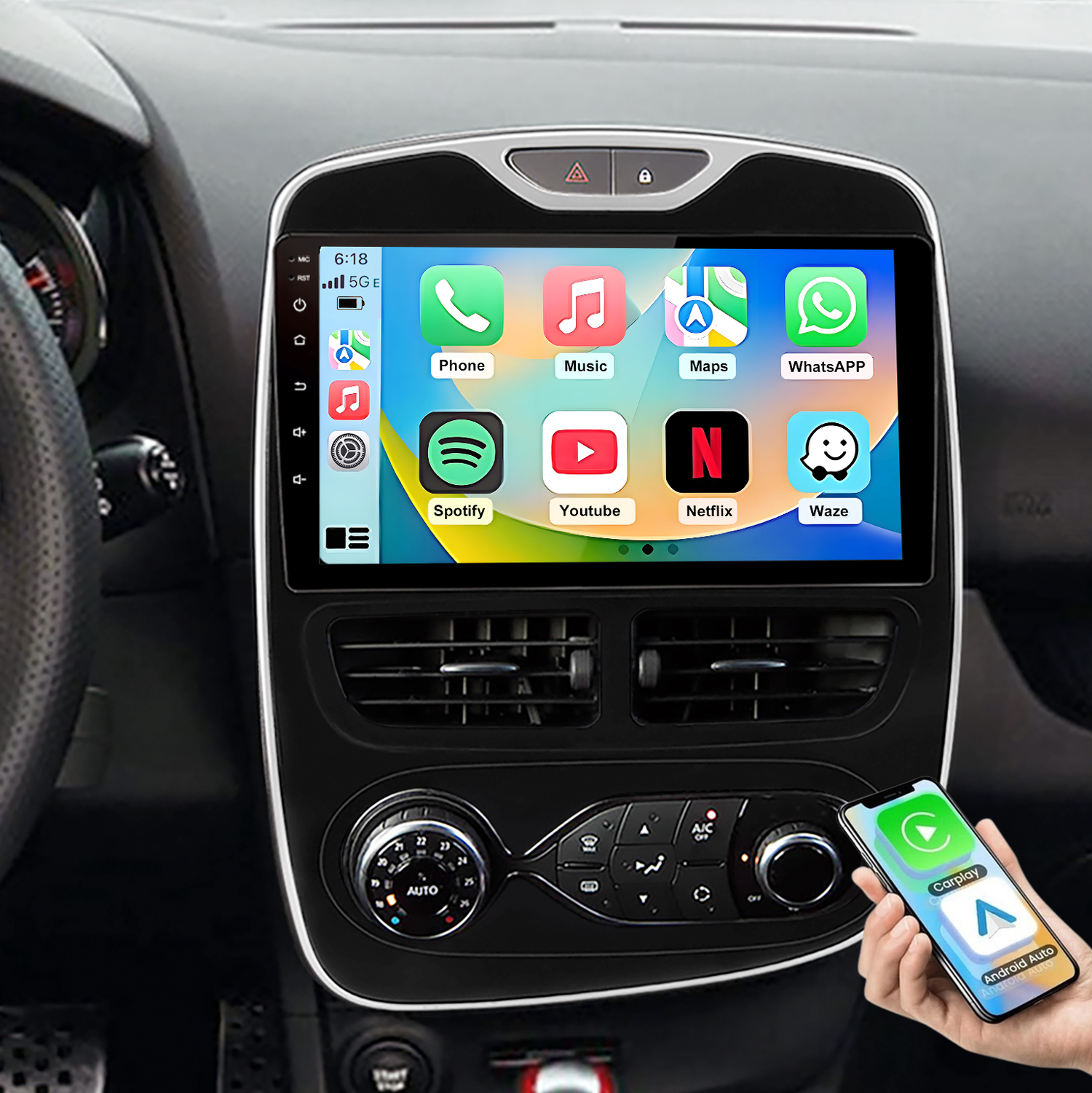 Ein Smartphone mit Apple CarPlay und Android Auto wird vor einem Autoradio gehalten.