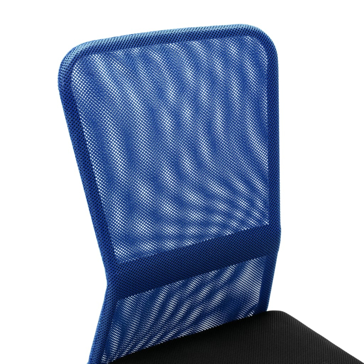Blauer Netzstoff-Stuhl im Detail, auf weißem Hintergrund.