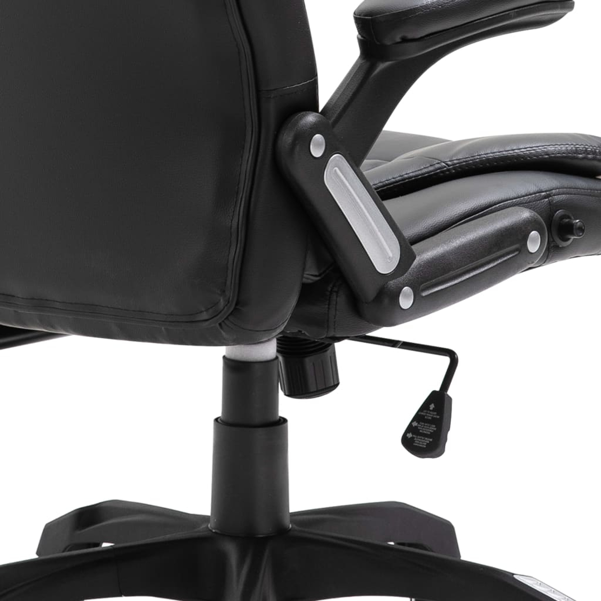 Detailaufnahme eines schwarzen Bürostuhls mit Armlehnen und Hebel.
