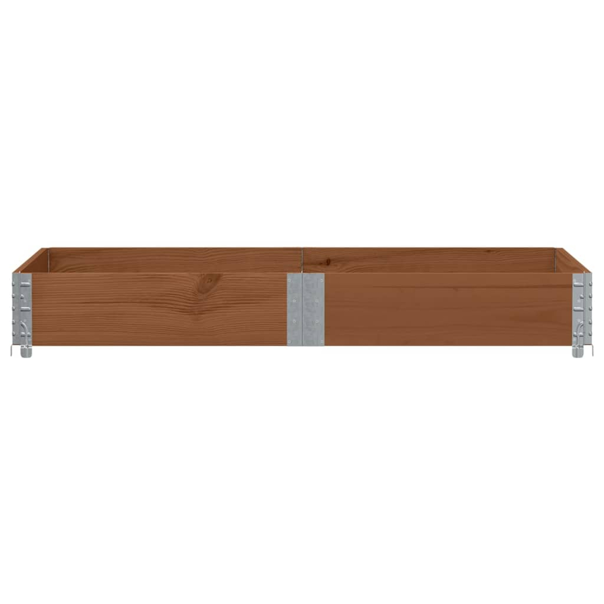 Un letto rialzato in legno marrone con connettori metallici, isolato.