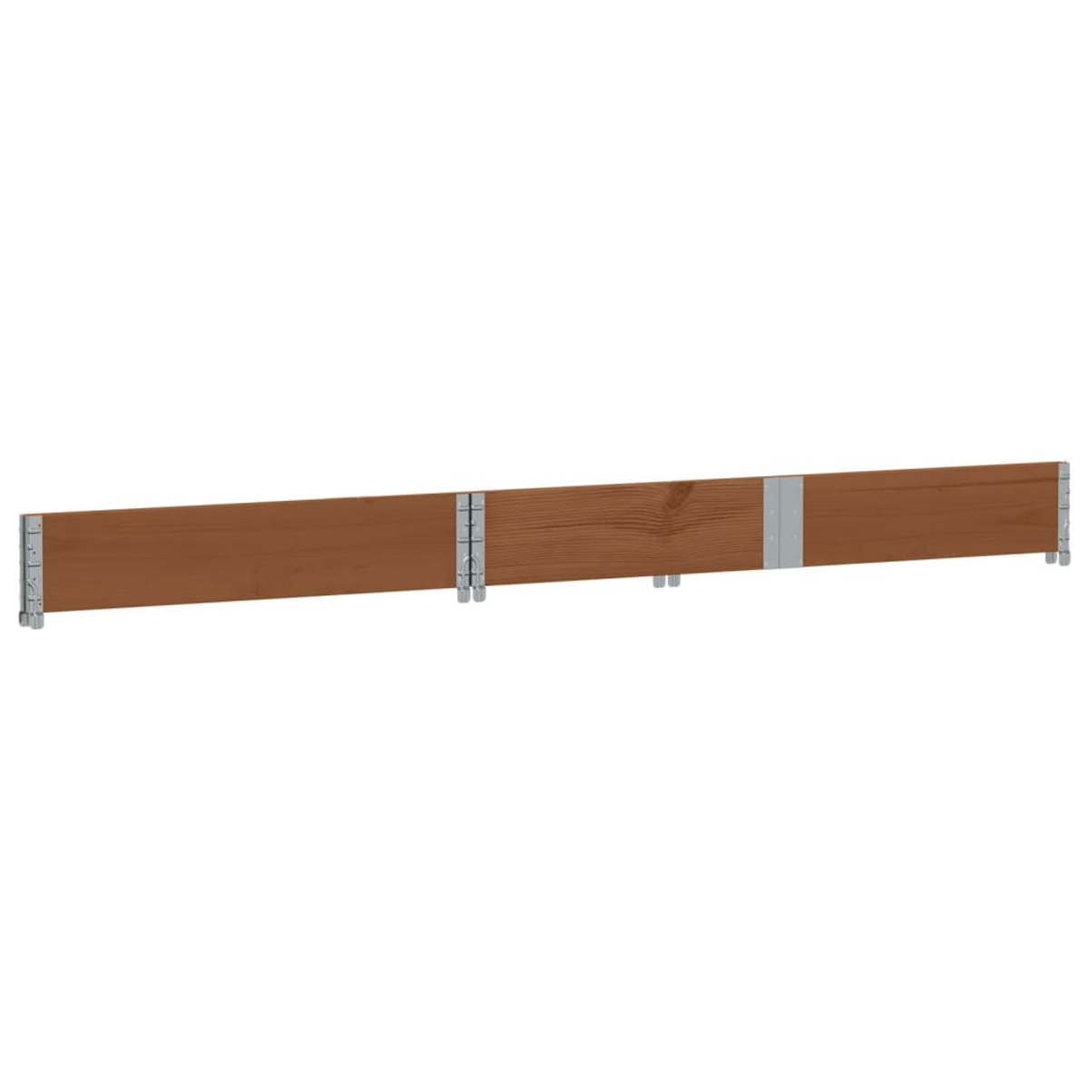 Una staccionata in legno marrone con connettori metallici e sfondo bianco.