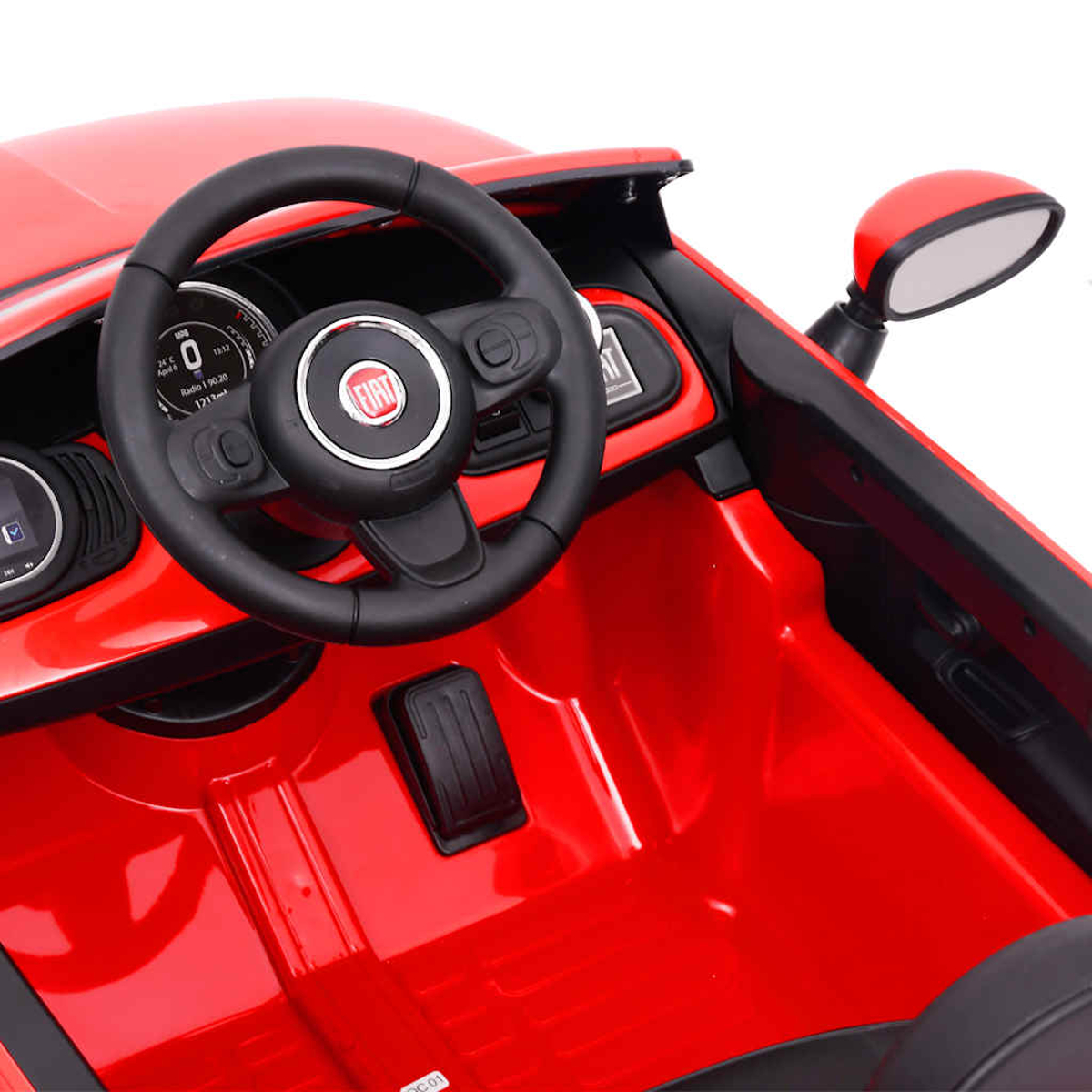 Rotes Kinderauto-Interieur mit schwarzem Lenkrad, Armaturenbrett und Spiegel.