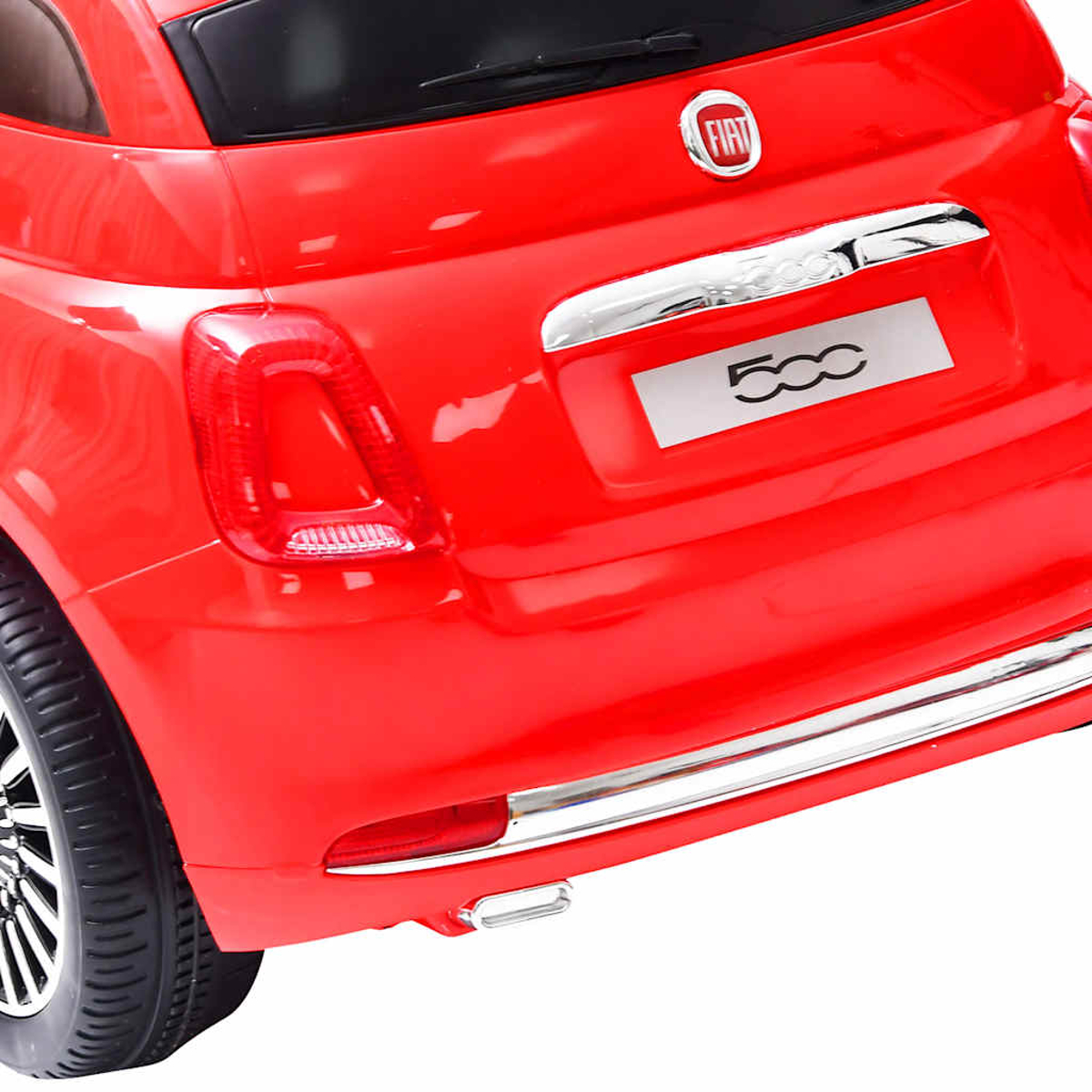 Rotes Fiat 500 Spielzeugauto mit Chromdetails und Reifen.