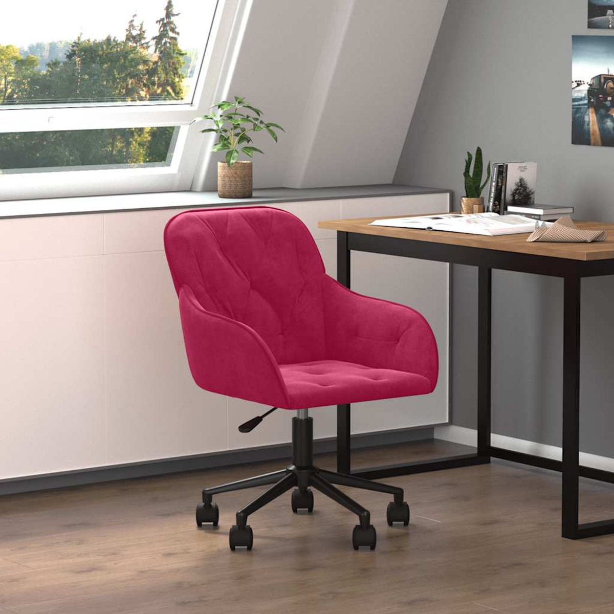 Ein pinker Bürostuhl mit Rollen steht vor einem Schreibtisch. Ein Fenster mit Bäumen ist im Hintergrund.