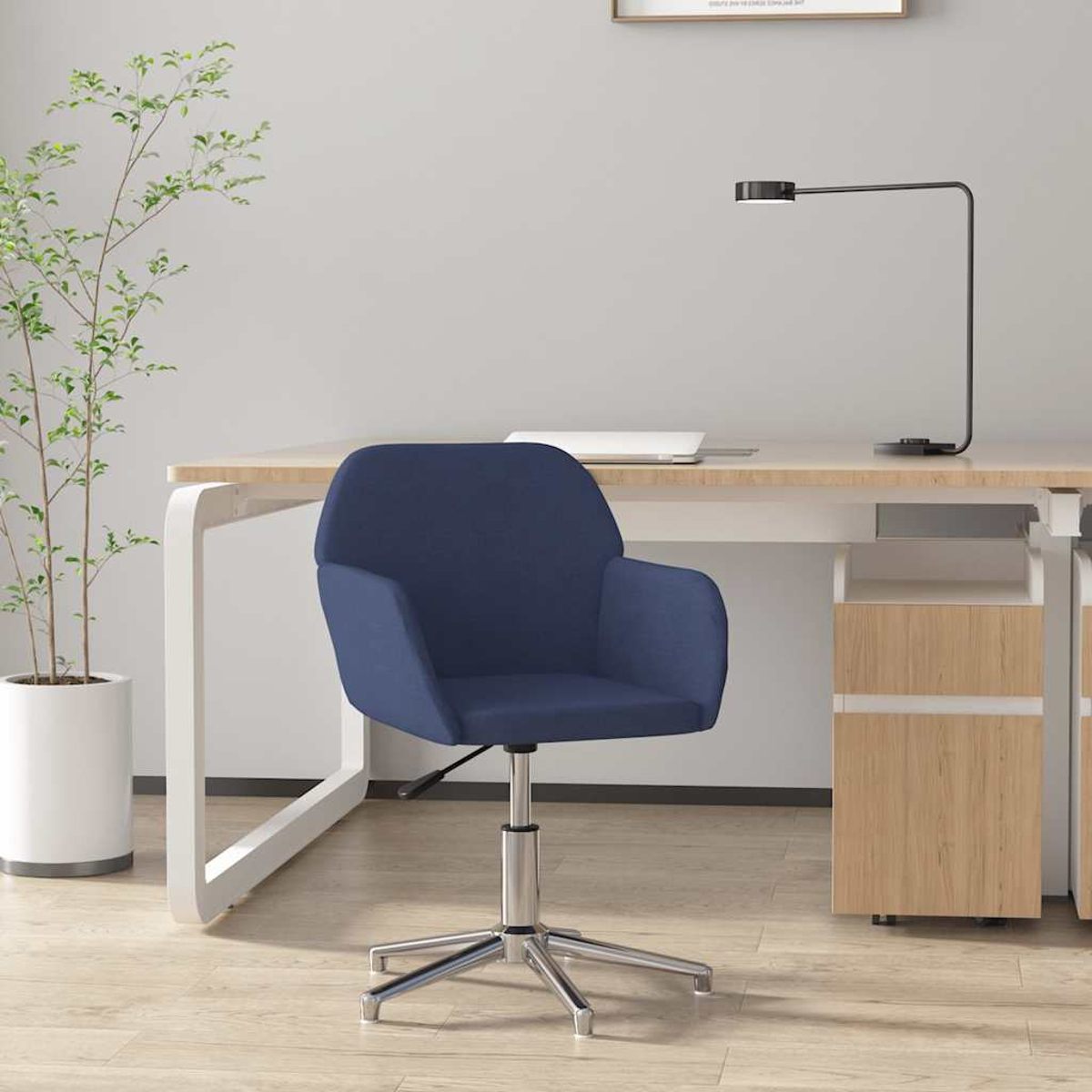 Ein blauer Bürostuhl steht vor einem Schreibtisch mit einer Lampe und einem Laptop.
