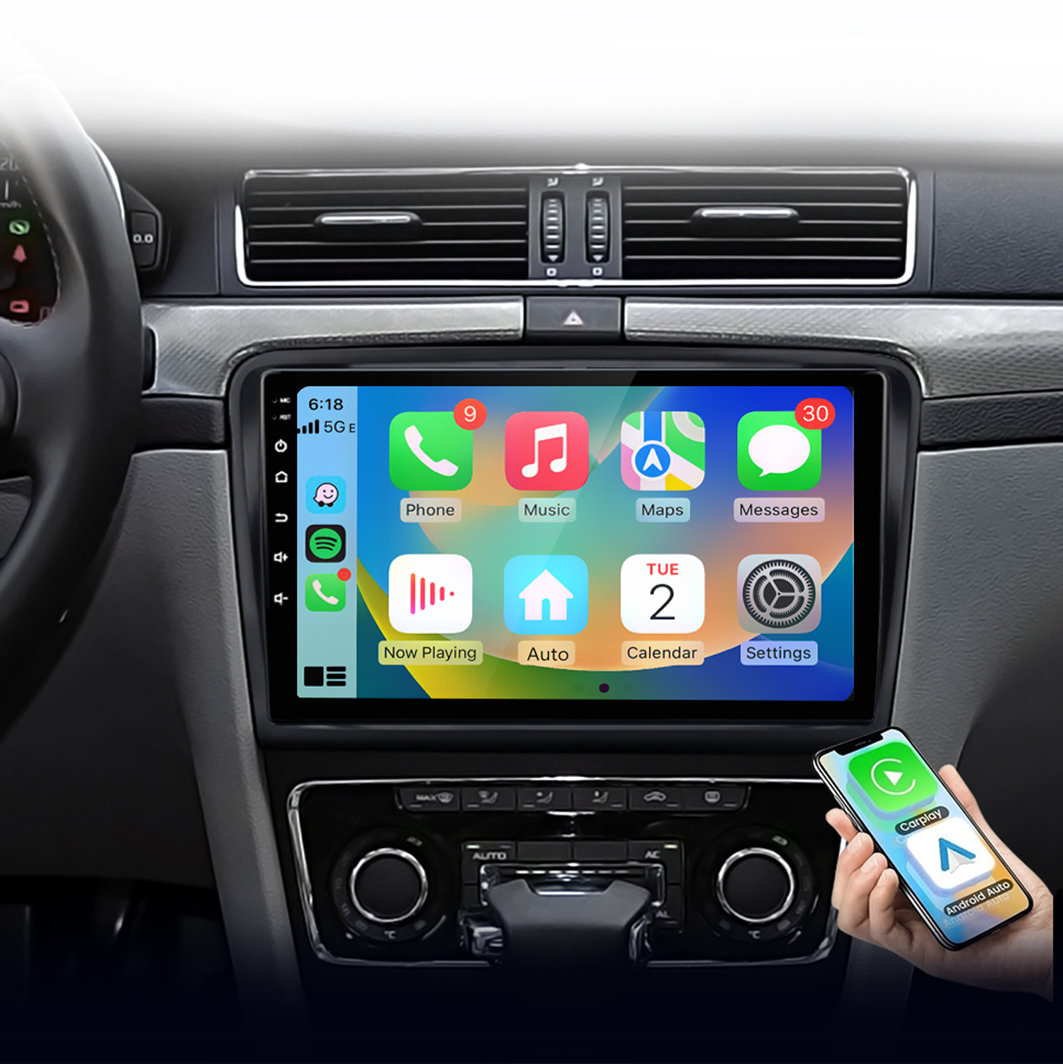 Autoinnenraum mit Touchscreen-Display, das Apps anzeigt. Eine Hand hält ein Smartphone.