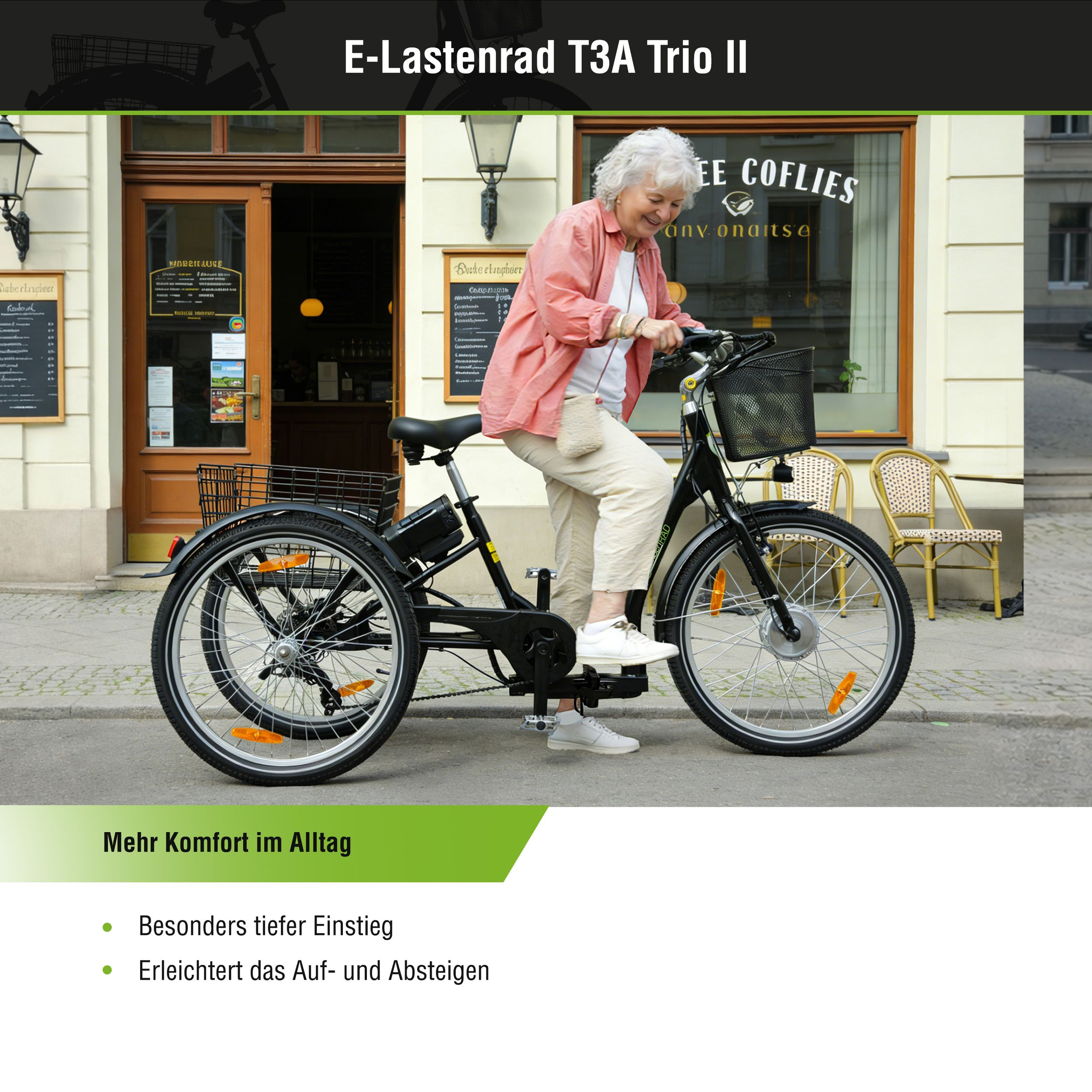 Ältere Frau auf einem schwarzen E-Lastenrad mit drei Rädern vor einem Café.