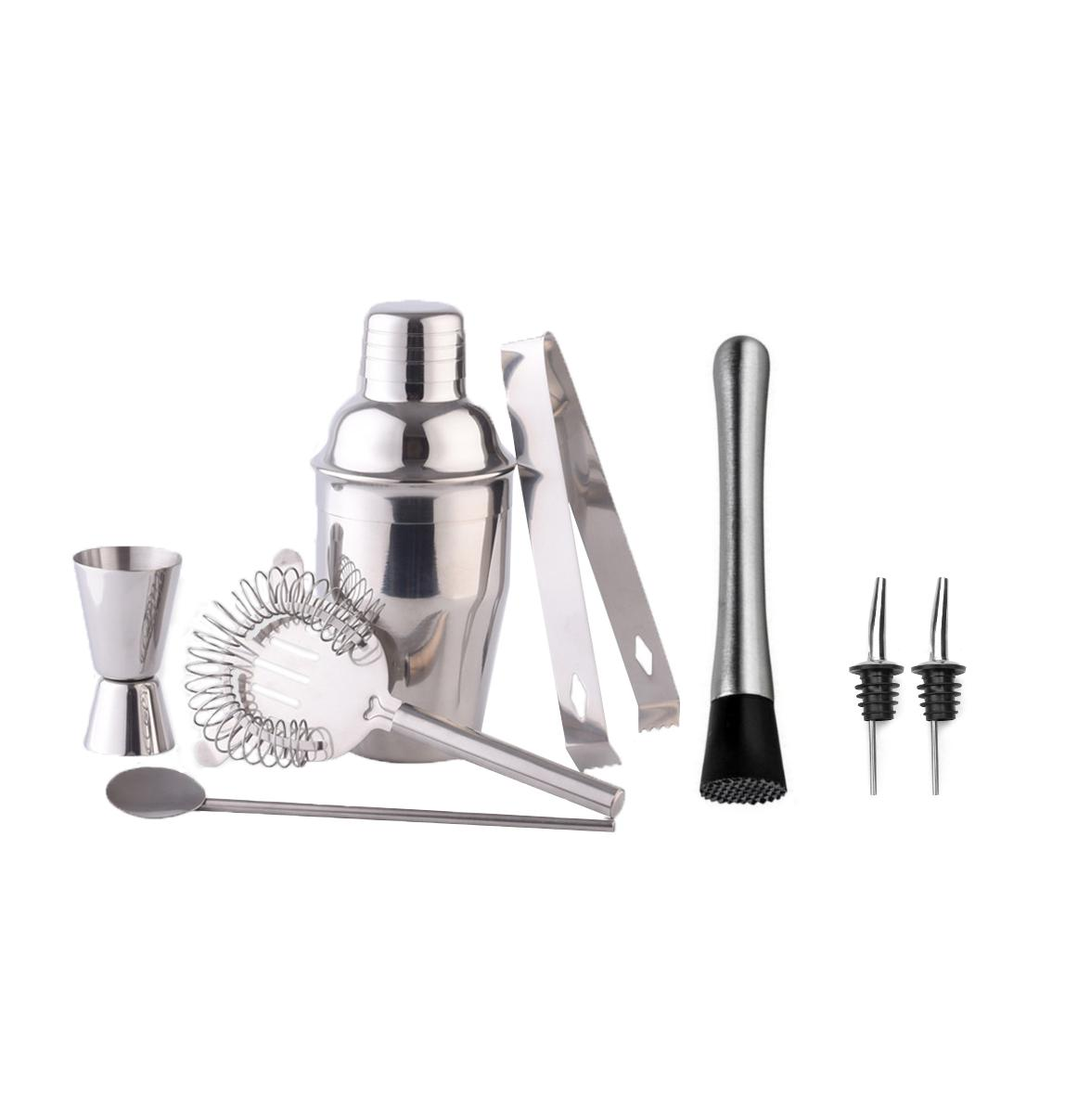 Ein Set aus Edelstahl-Barwerkzeugen: Shaker, Messbecher, Barsieb, Eiswürfelzange, Stößel, Löffel und Ausgießer.