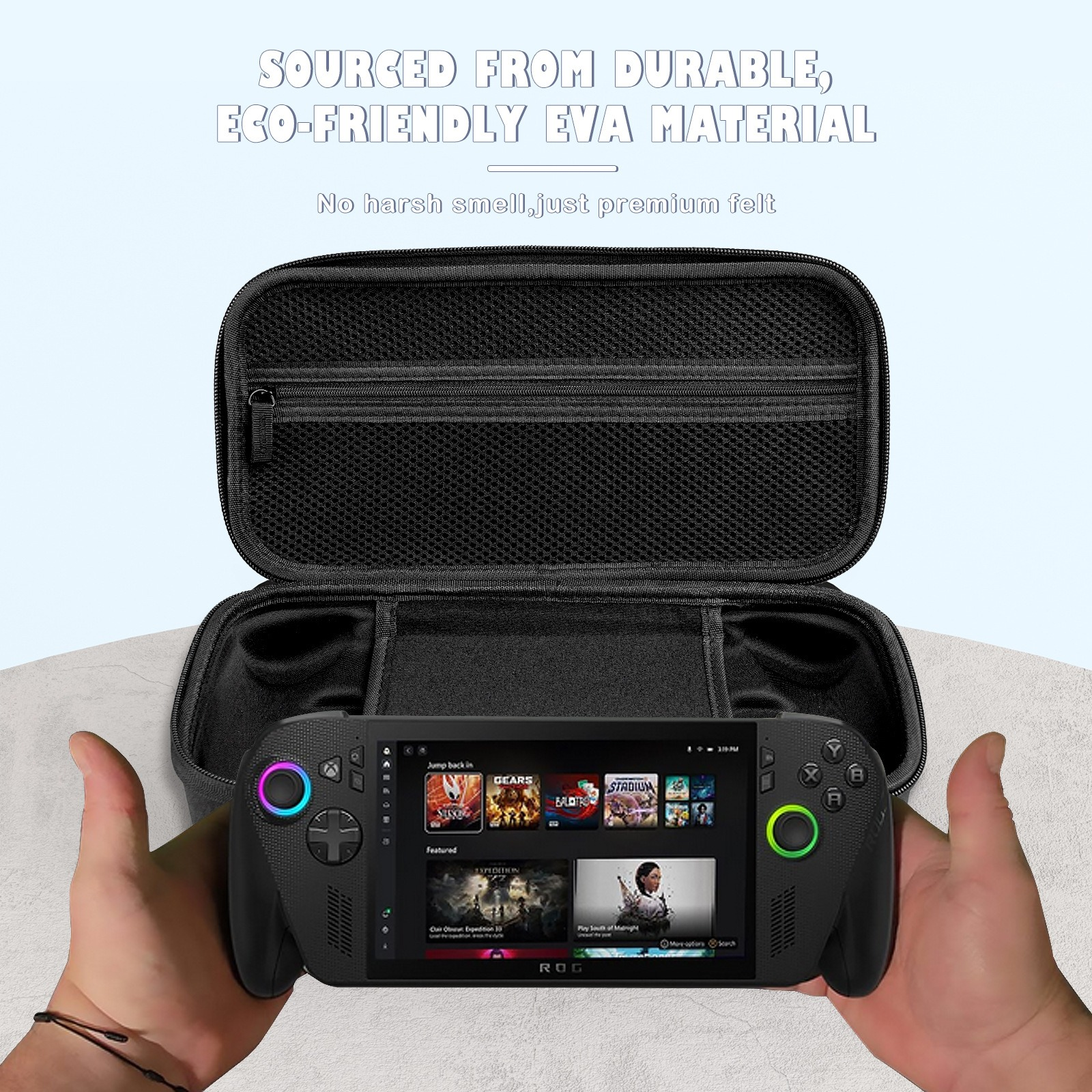 Hände halten ein schwarzes Handheld-Gaming-Gerät vor einem geöffneten schwarzen Koffer.