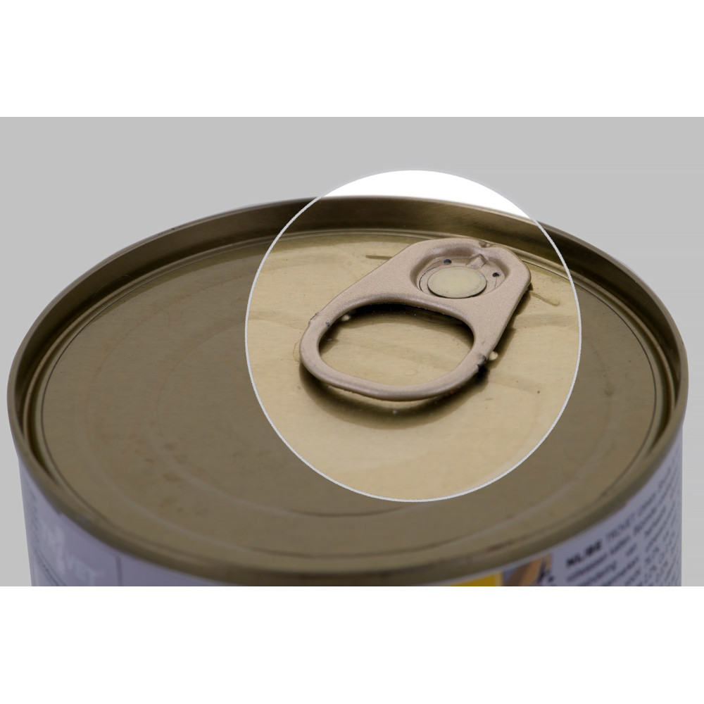 Zbliżenie złotego wieczko puszki ze srebrnym pierścieniem.