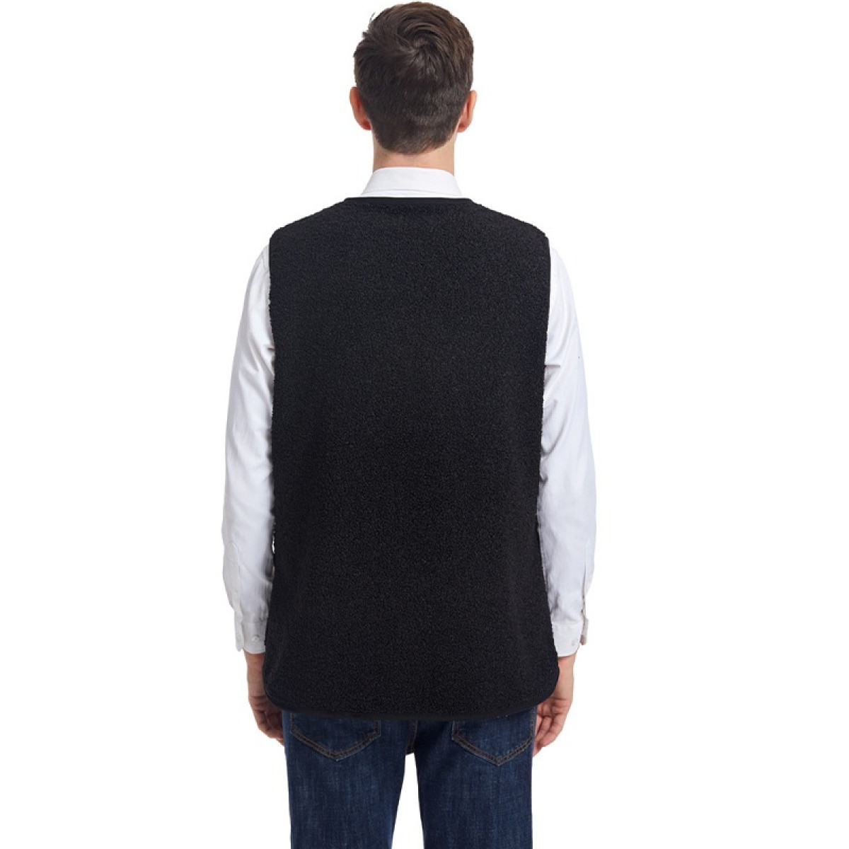 Widok z tyłu mężczyzny w białej koszuli, czarnej kamizelce i dżinsach.