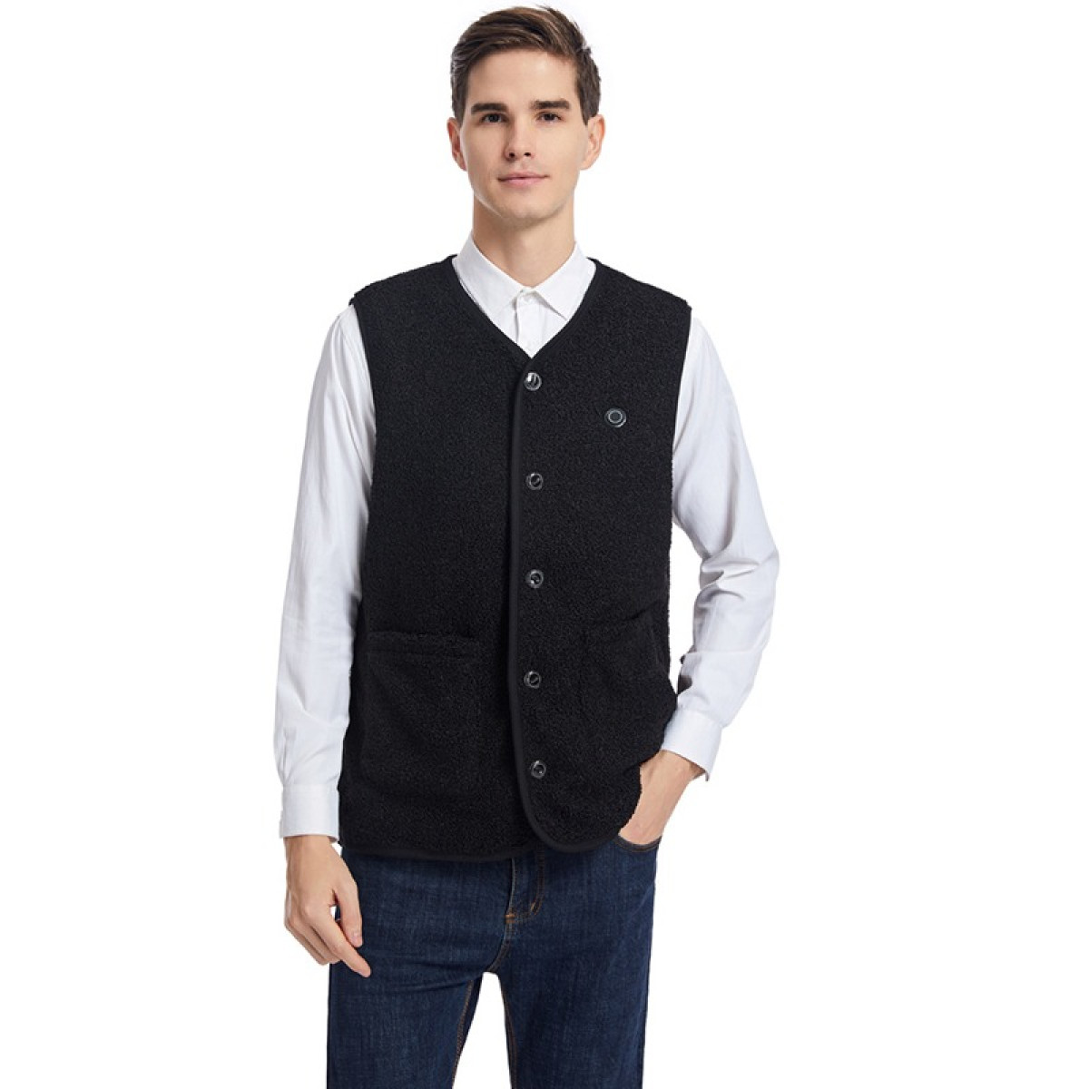 Mężczyzna nosi białą koszulę, czarną kamizelkę i niebieskie dżinsy.