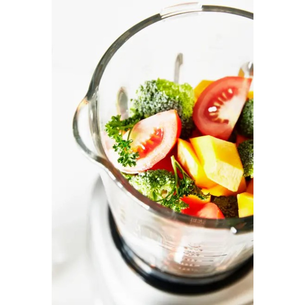 Warzywa w blenderze: brokuły, pomidory, papryka i pietruszka.