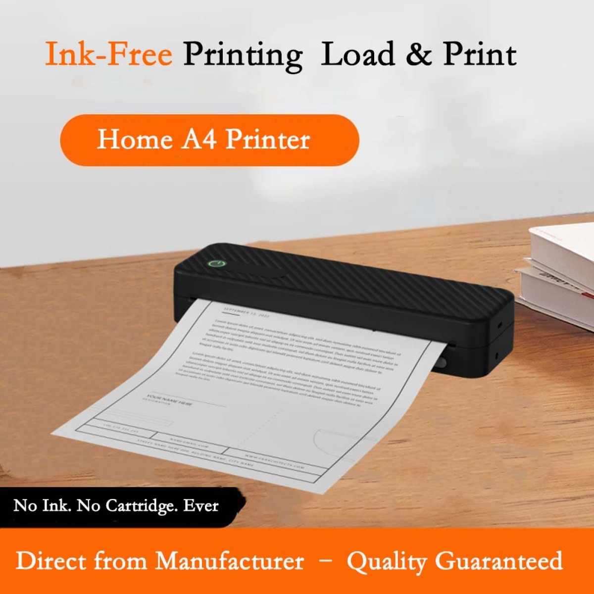 Czarna drukarka A4 bez tuszu na drewnianym biurku drukująca tekst.