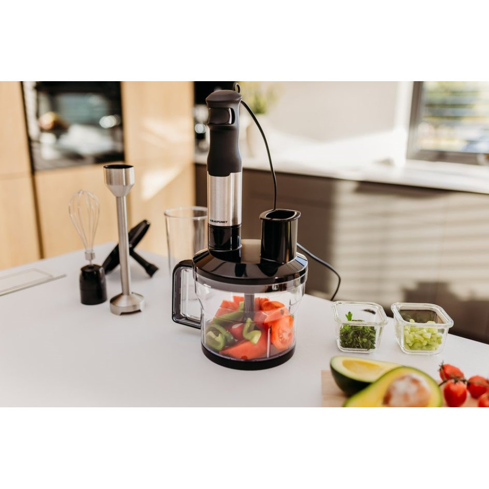 Blender ręczny z siekaczem i składnikami na salsę. Pomidory, papryka, awokado.