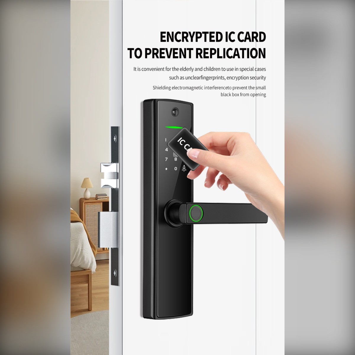 Dłoń trzyma kartę IC przy czarnym inteligentnym zamku do drzwi z klawiaturą.