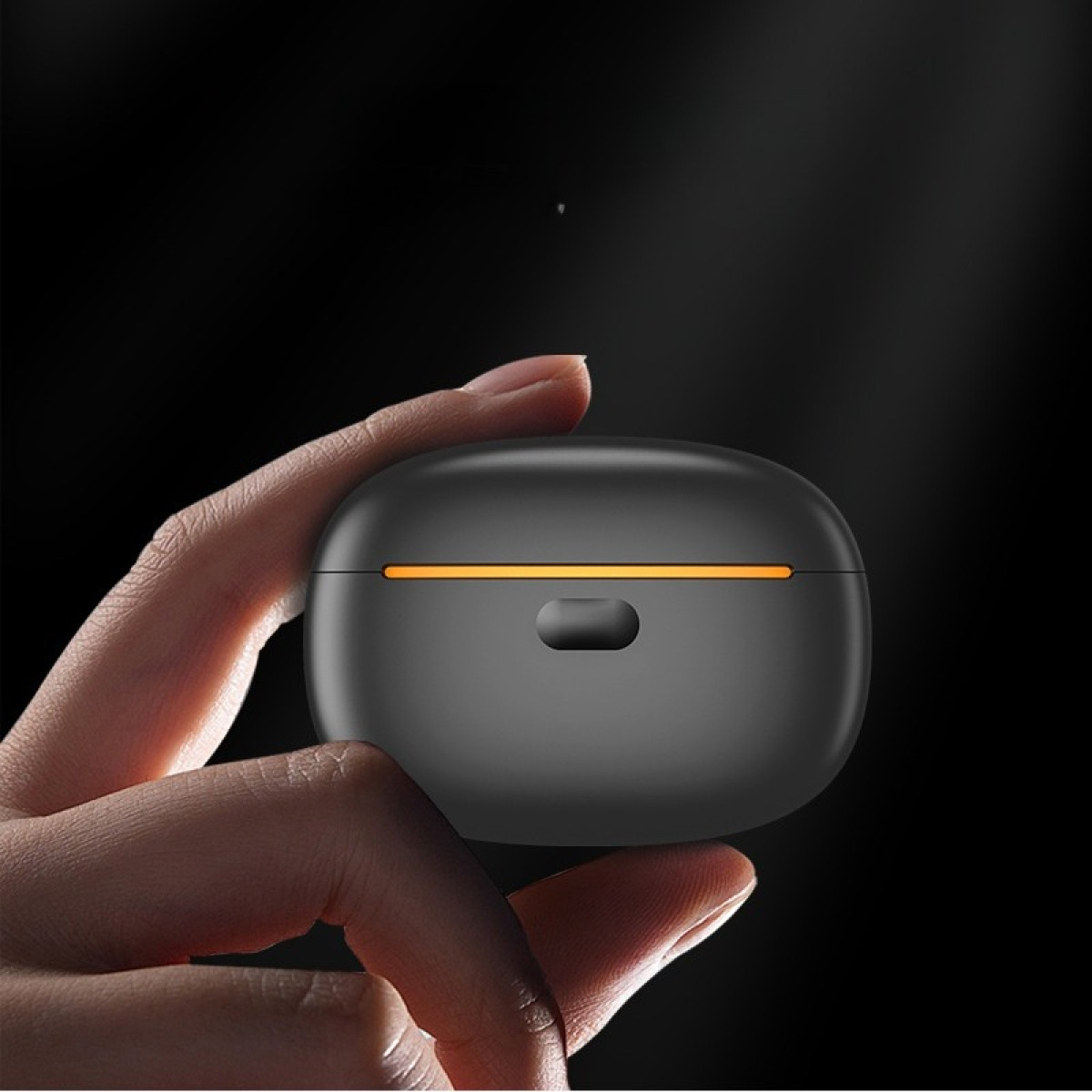 Szara ładowarka do słuchawek z pomarańczowym paskiem trzymana w dłoni.